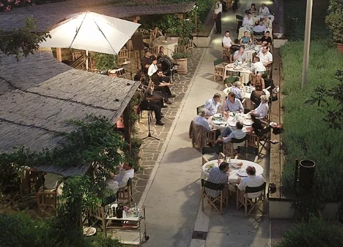 Restaurant/places to eat in Deco Hotel