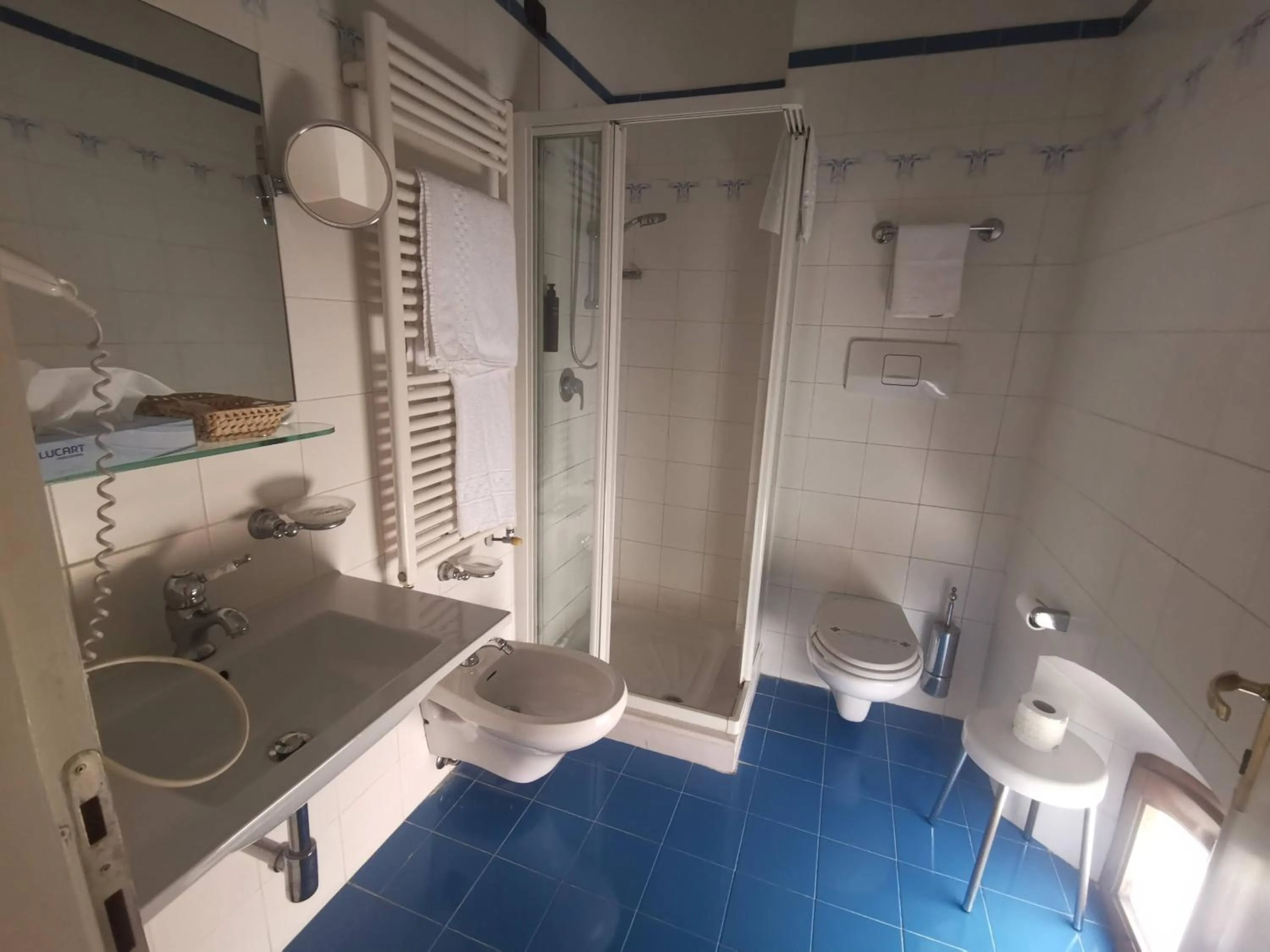 Bathroom in Deco Hotel