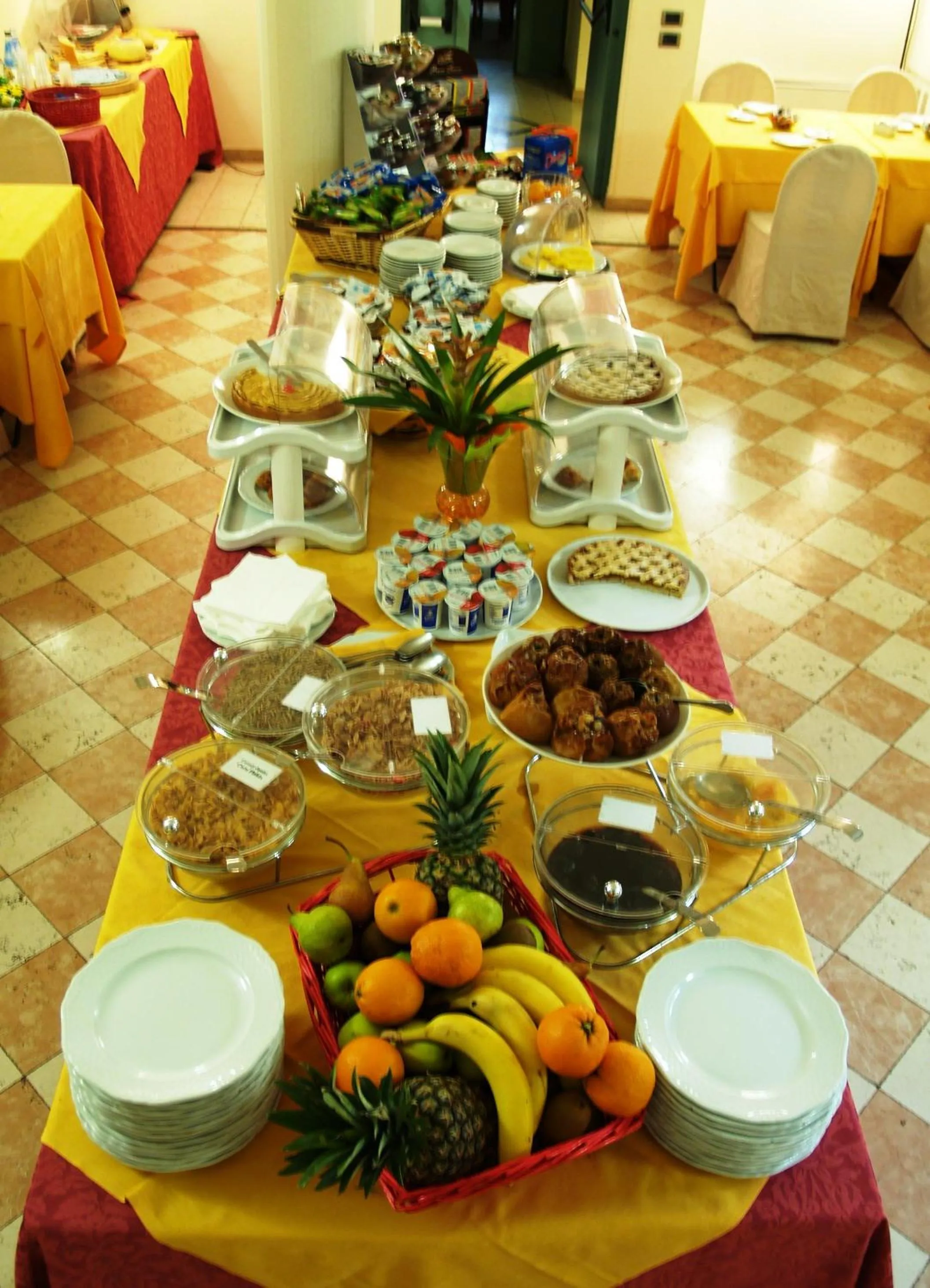 Restaurant/places to eat in Deco Hotel