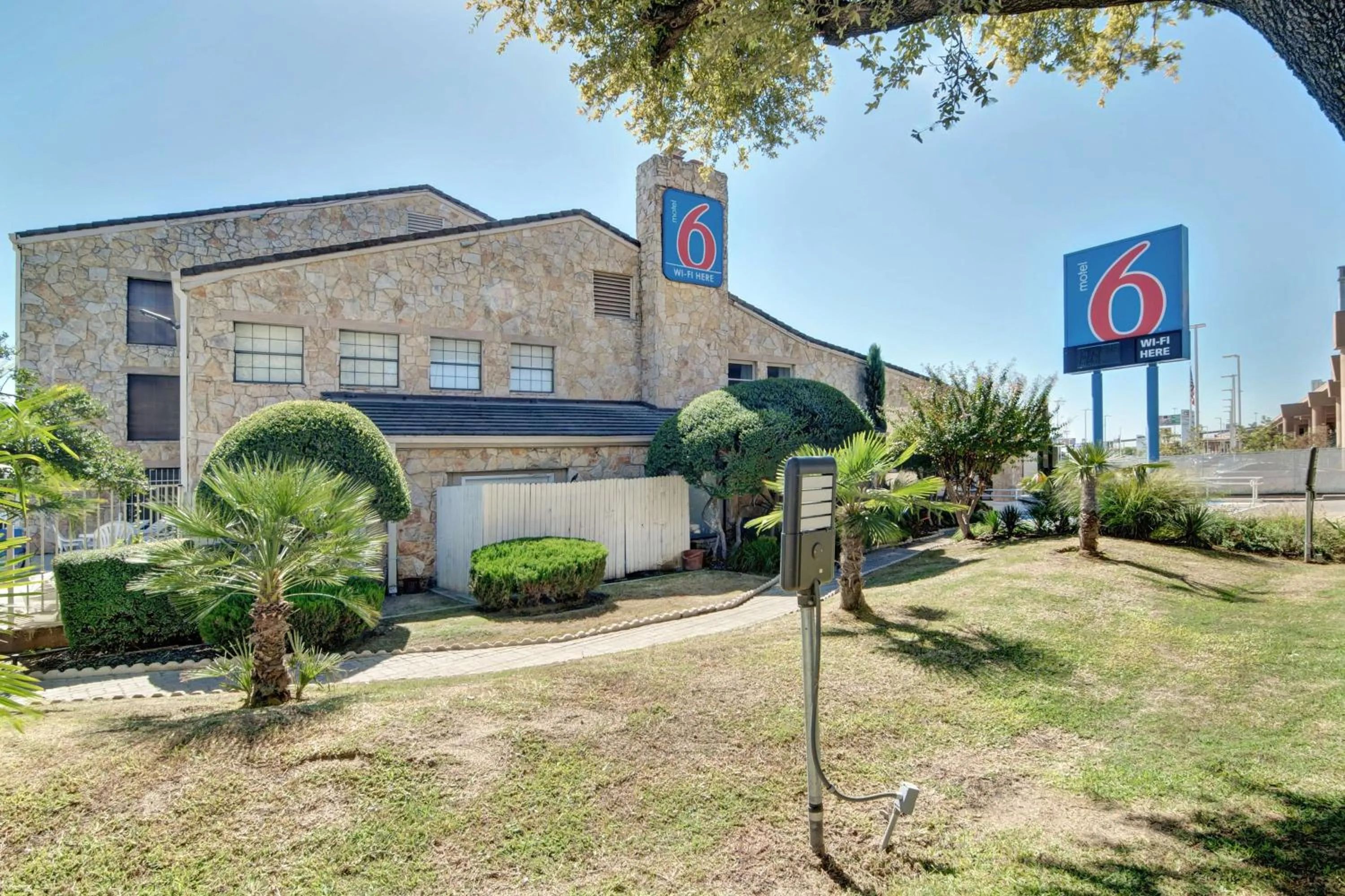 Property building in Motel 6-Dallas, TX - Forest Lane