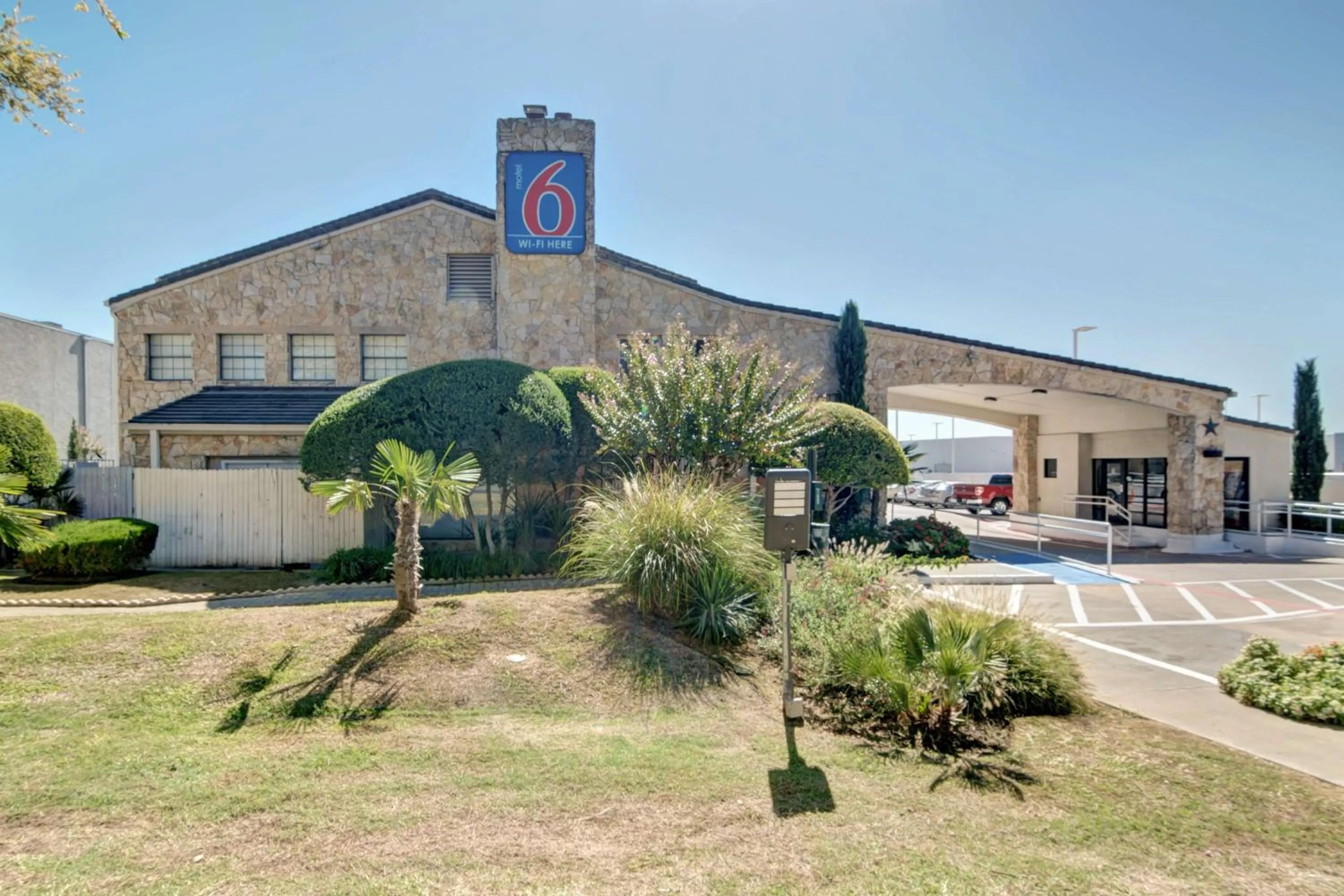 Property building in Motel 6-Dallas, TX - Forest Lane
