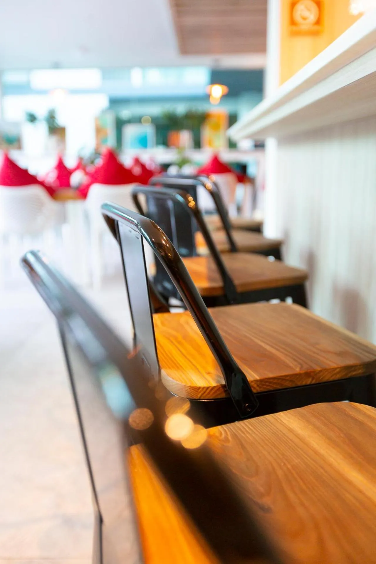 Restaurant/places to eat in Oceanstone by Holy Cow, 2-BR, 90 m2, pool view