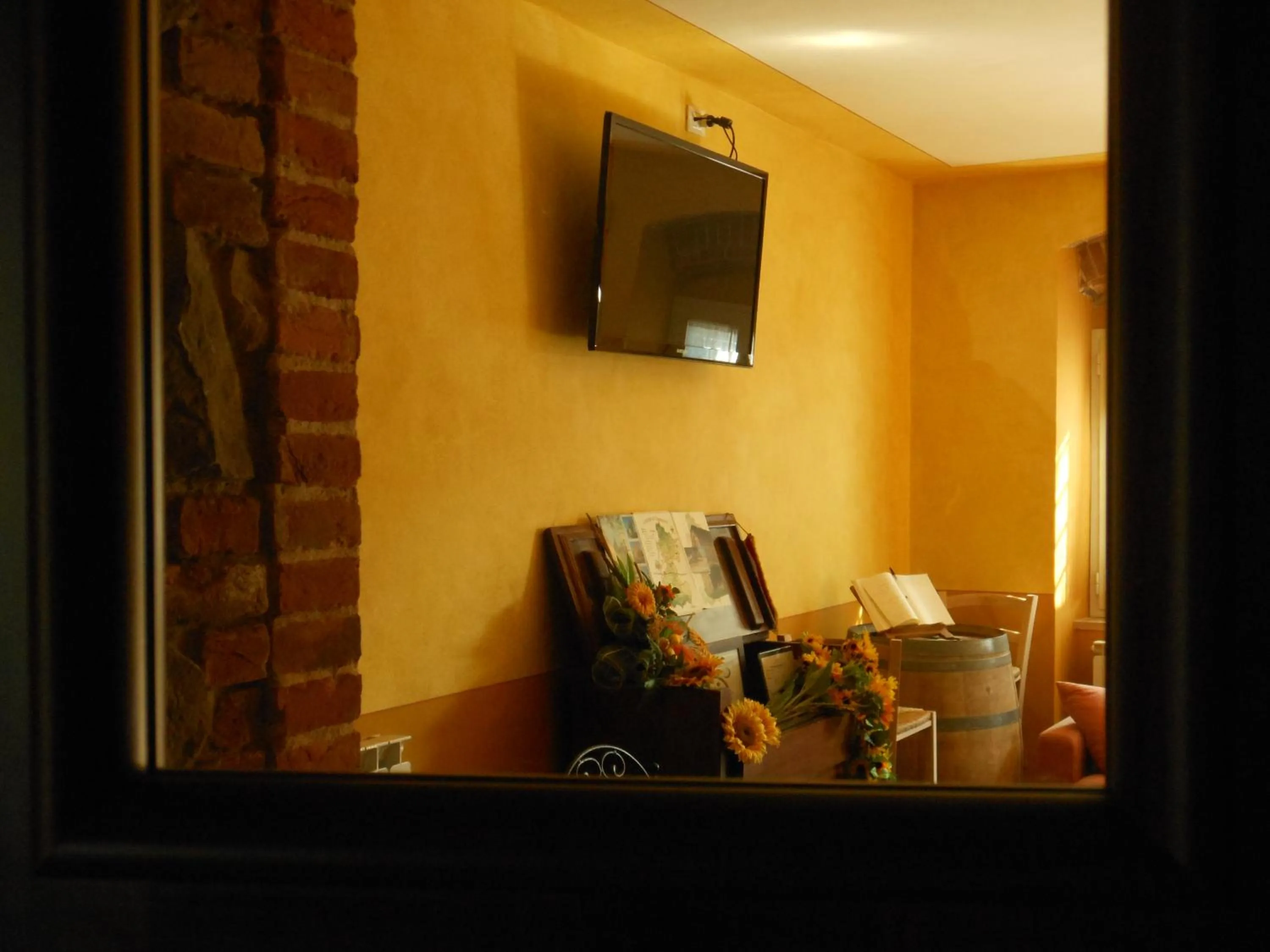 Communal lounge/ TV room in B&B La Corte