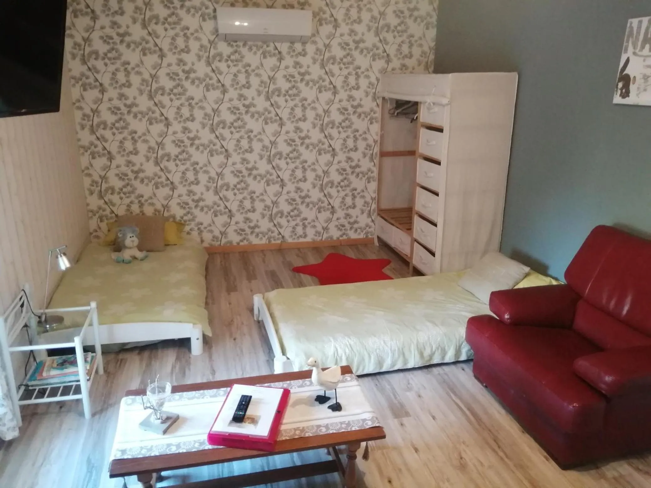 Photo of the whole room, Bed in les tourterelles