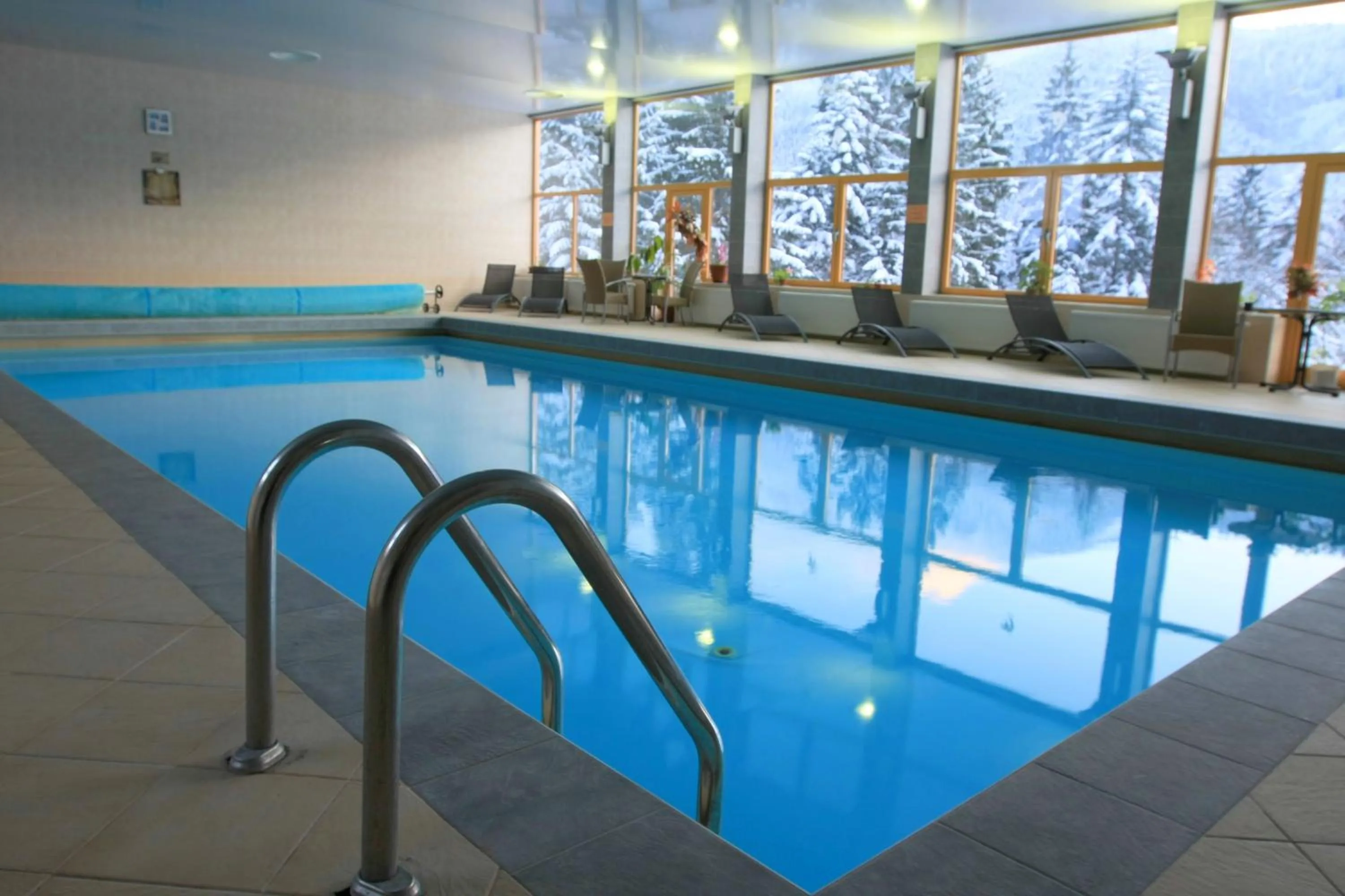 Swimming pool in Hotel Boboty