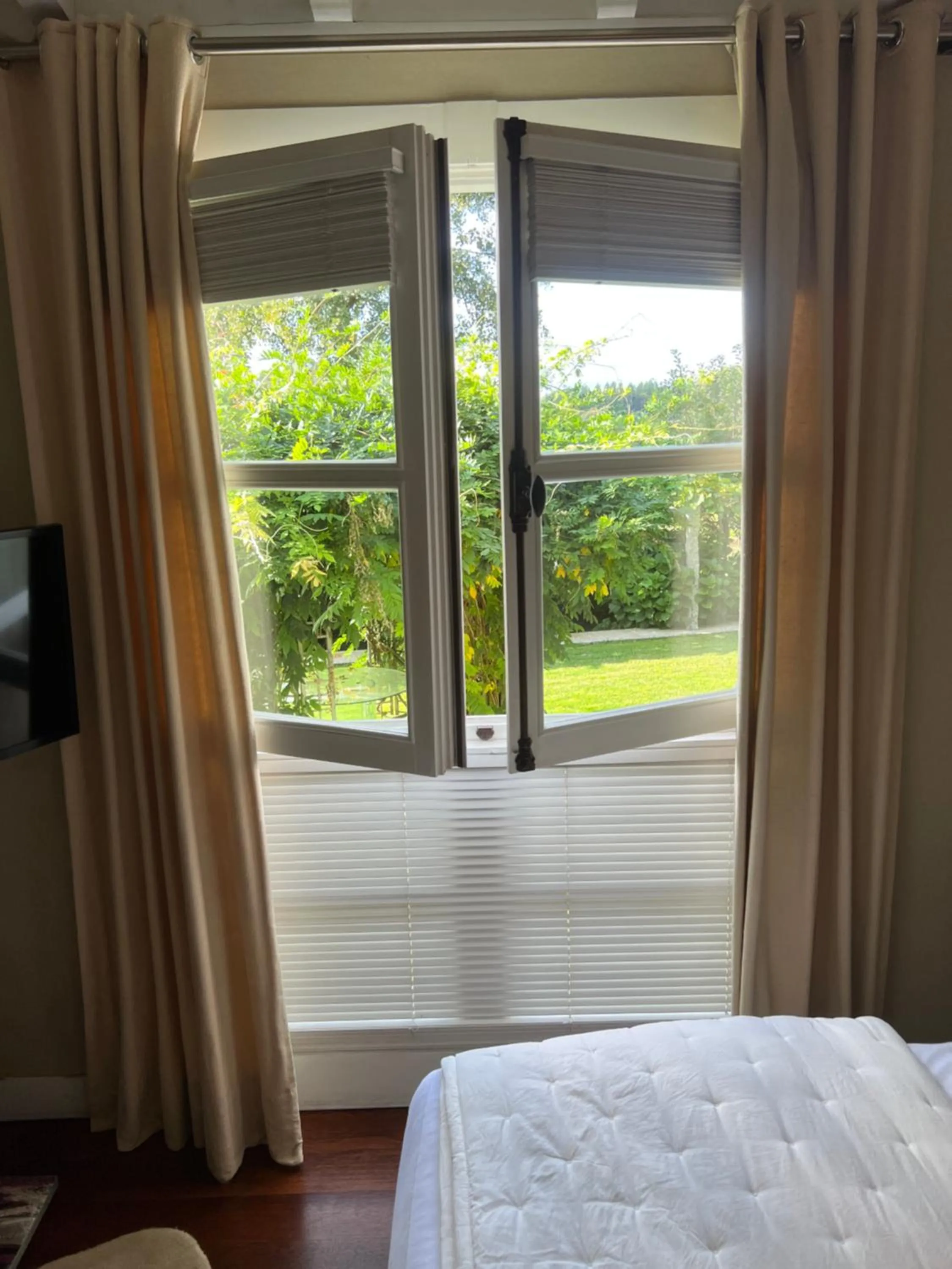 Garden view, Bed in Enoturismo Novavila Rias Baixas Wine Design