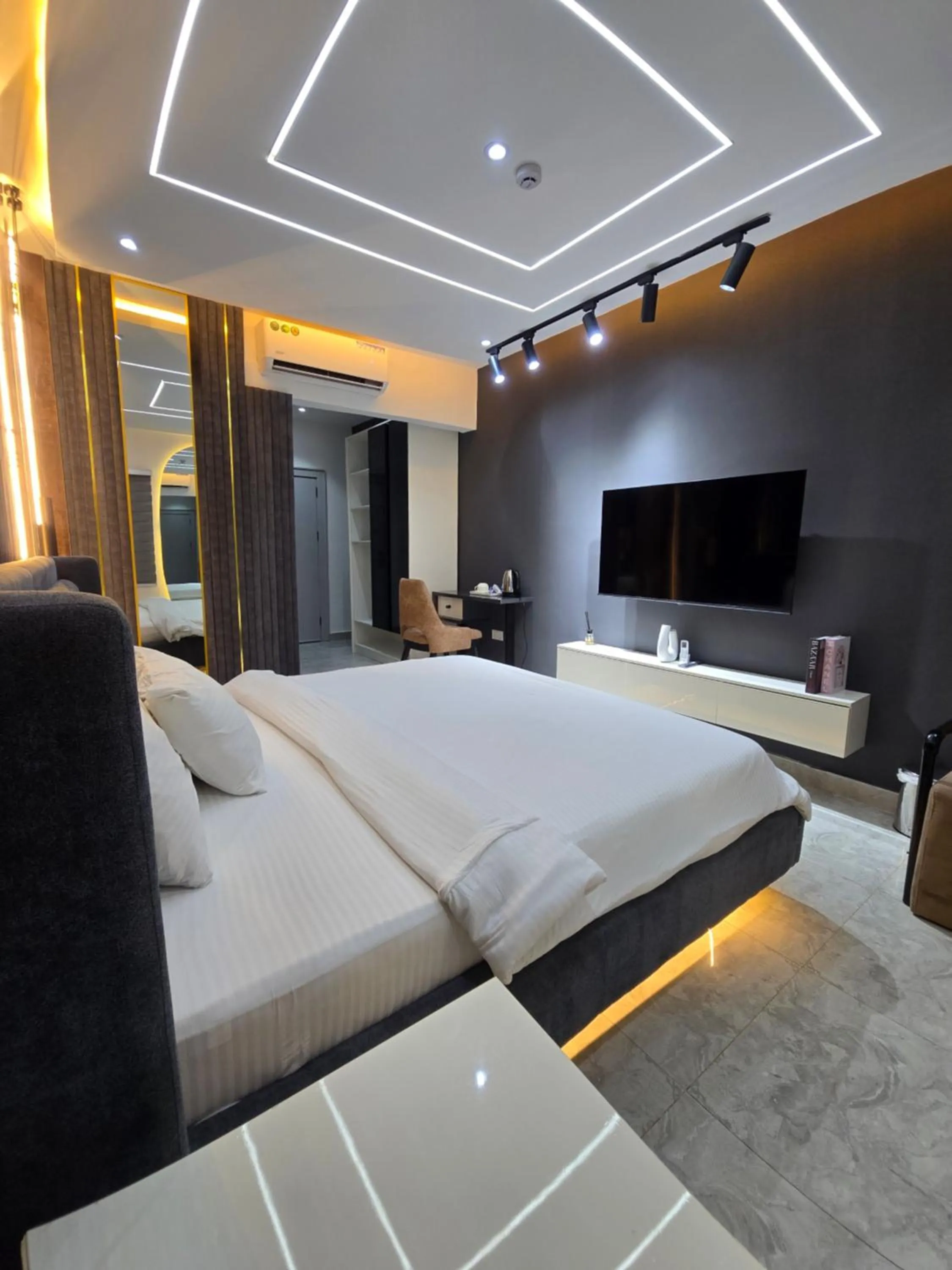 Bed in Blackwood Hotels