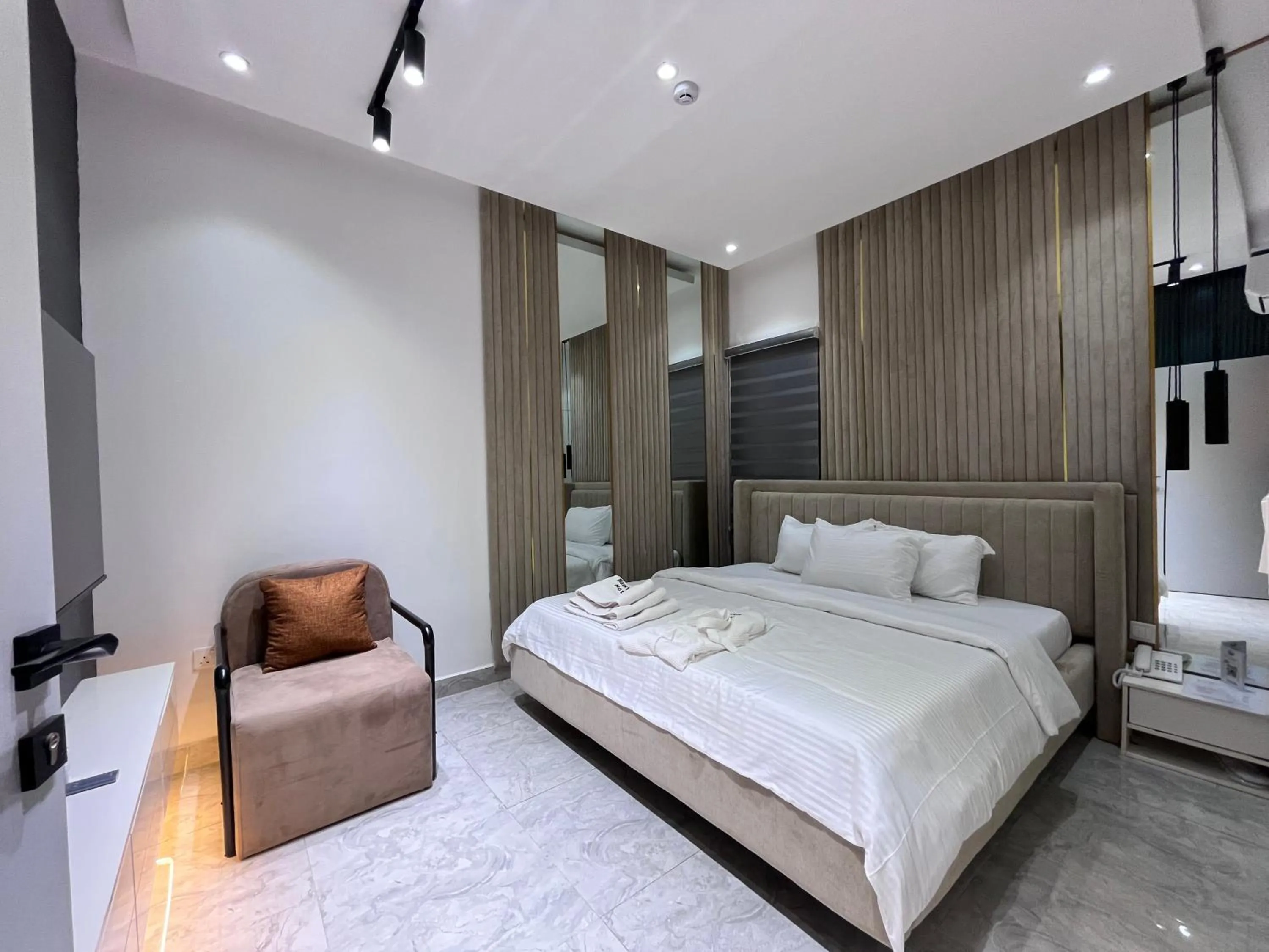 Bed in Blackwood Hotels