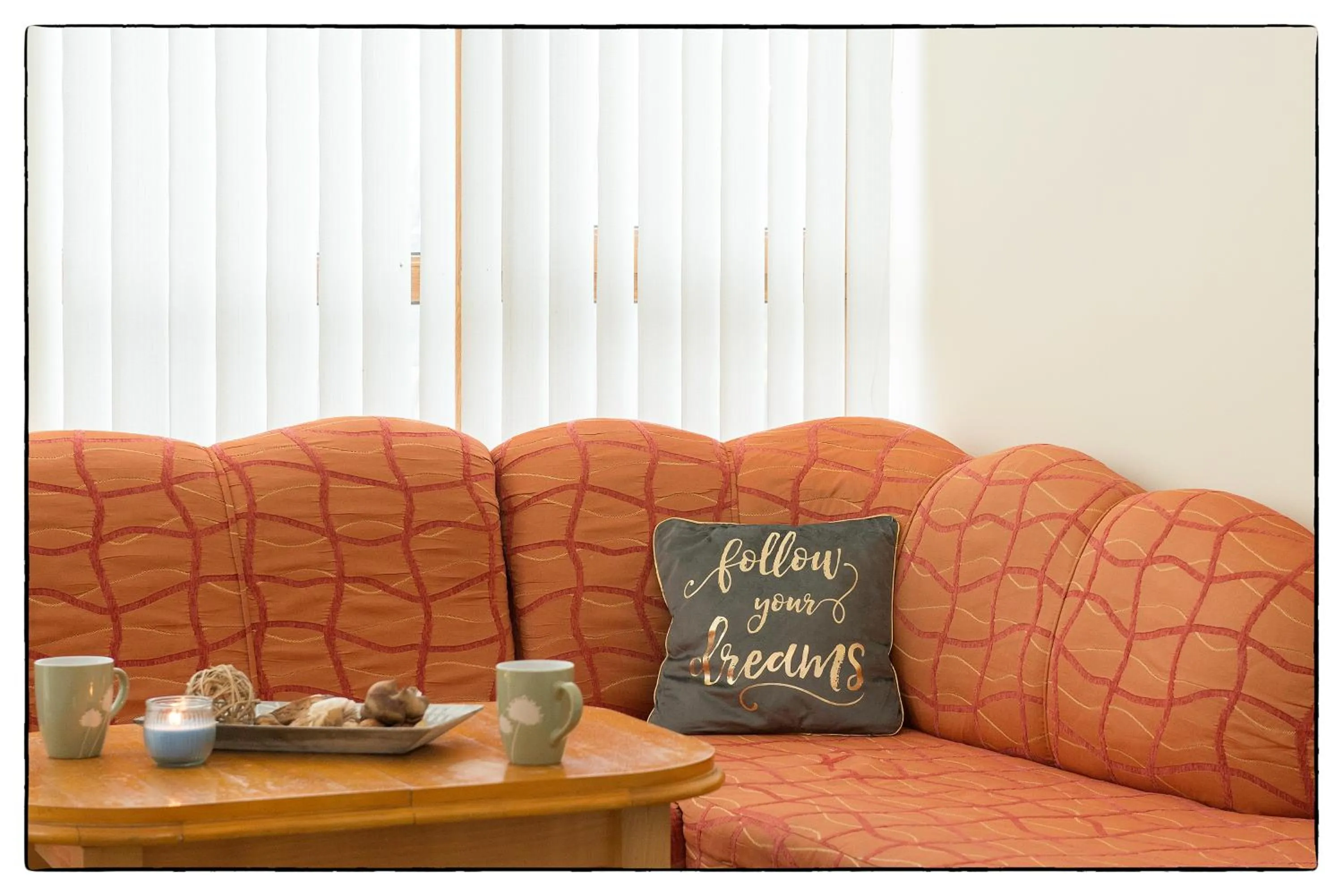 Seating area in Sun City I Apartments