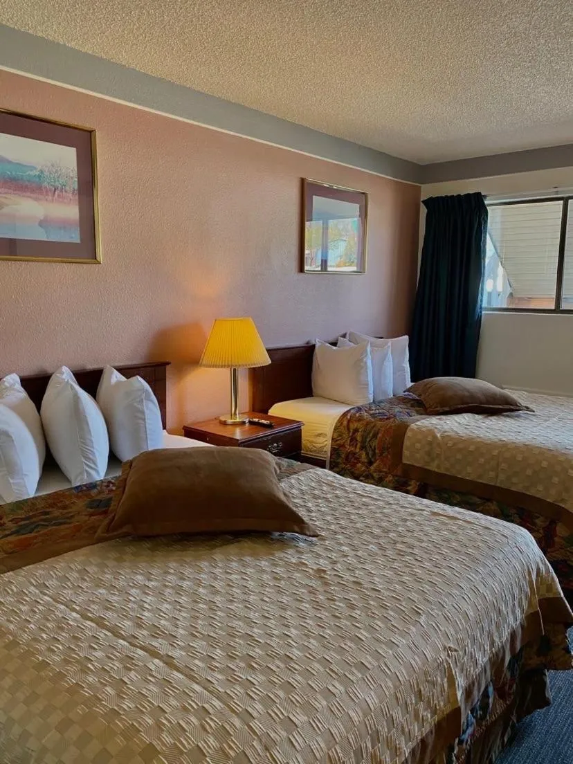 Bed in Value Lodge Inn