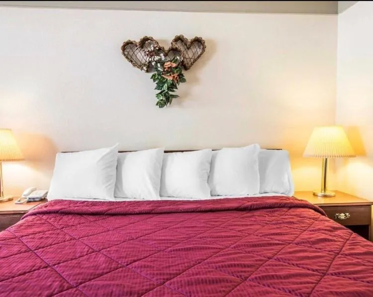 Bed in Value Lodge Inn