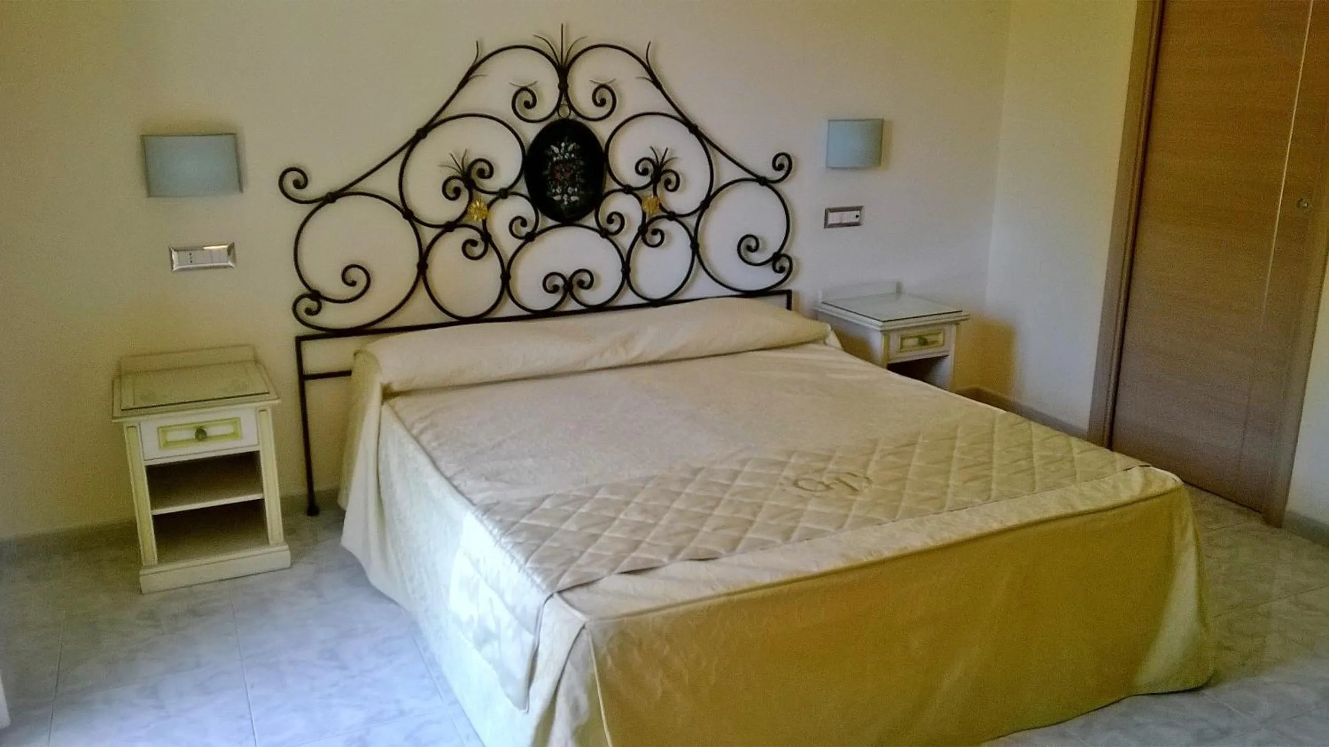 Decorative detail, Bed in Hotel Ginevra