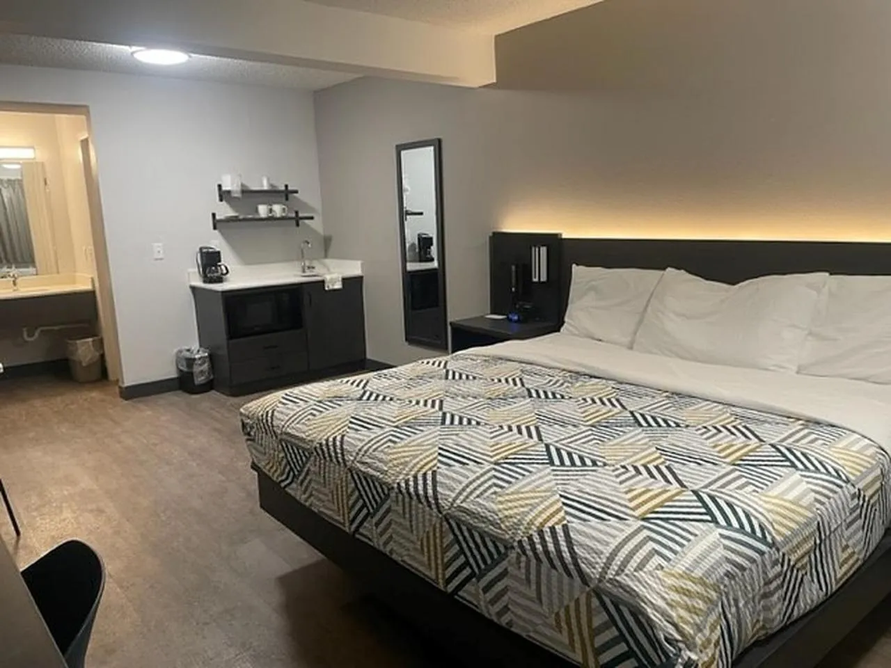 Bedroom, Bed in Studio 6 Rock Springs WY Flaming Gorge