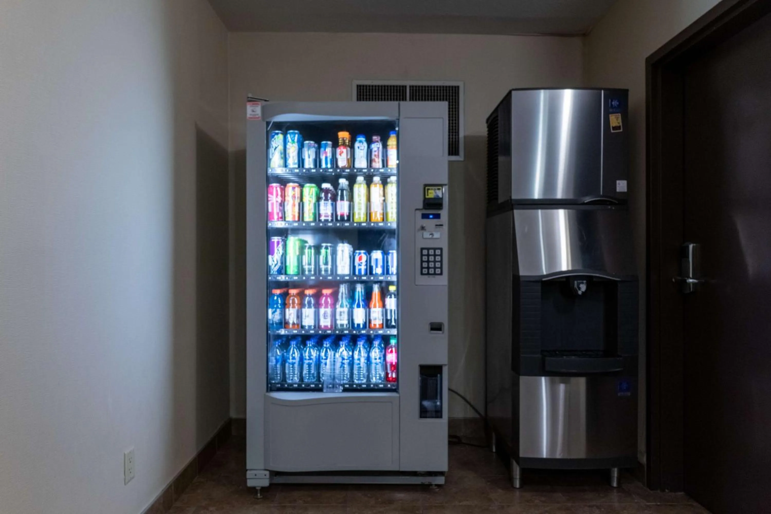 Property building in Best Western Plus South Edmonton Inn & Suites