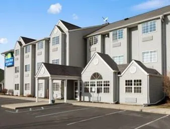 Facade/entrance in Days Inn & Suites by Wyndham Lafayette IN