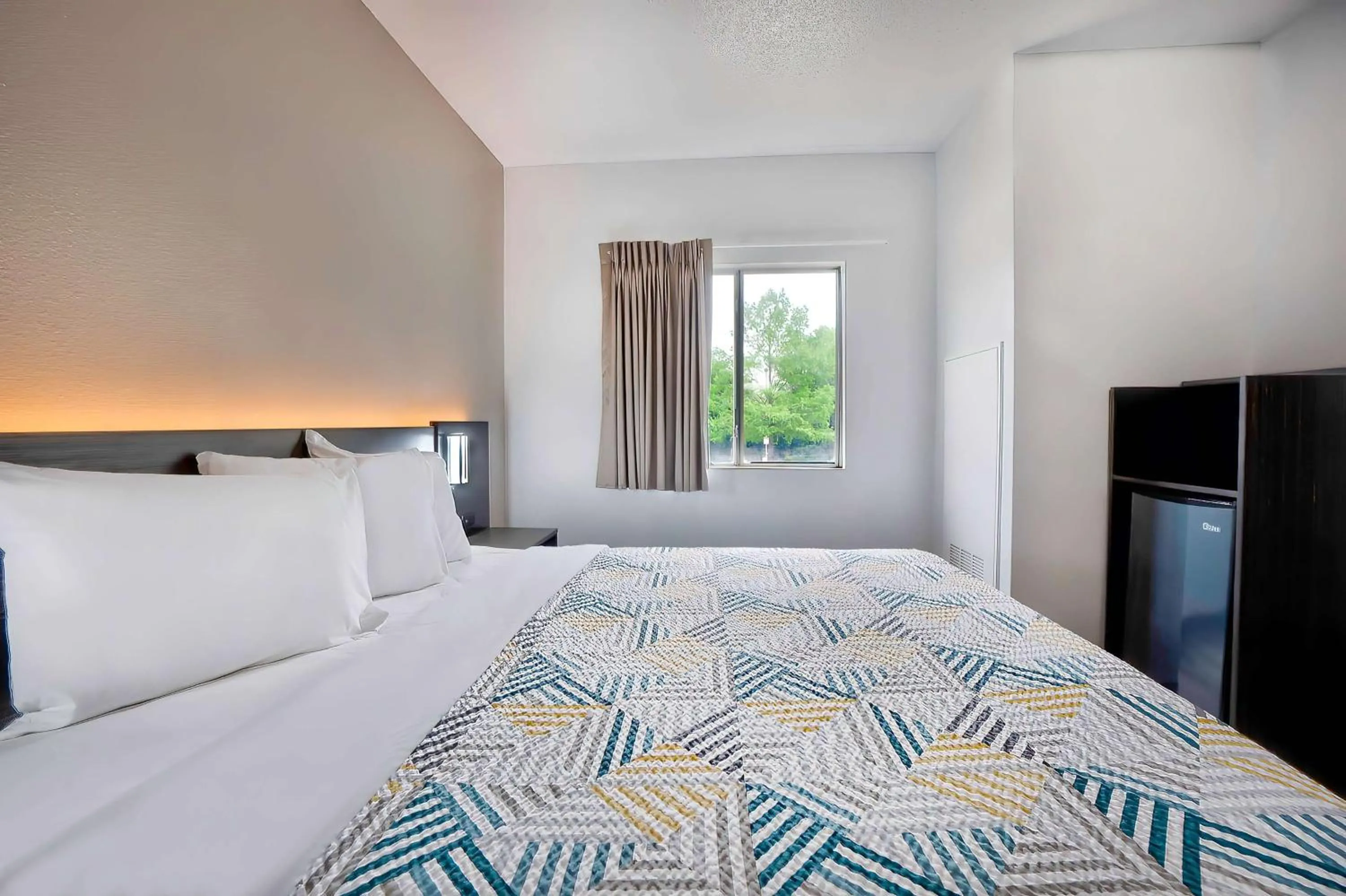 Bedroom, Bed in Motel 6-Benbrook, TX - Fort Worth