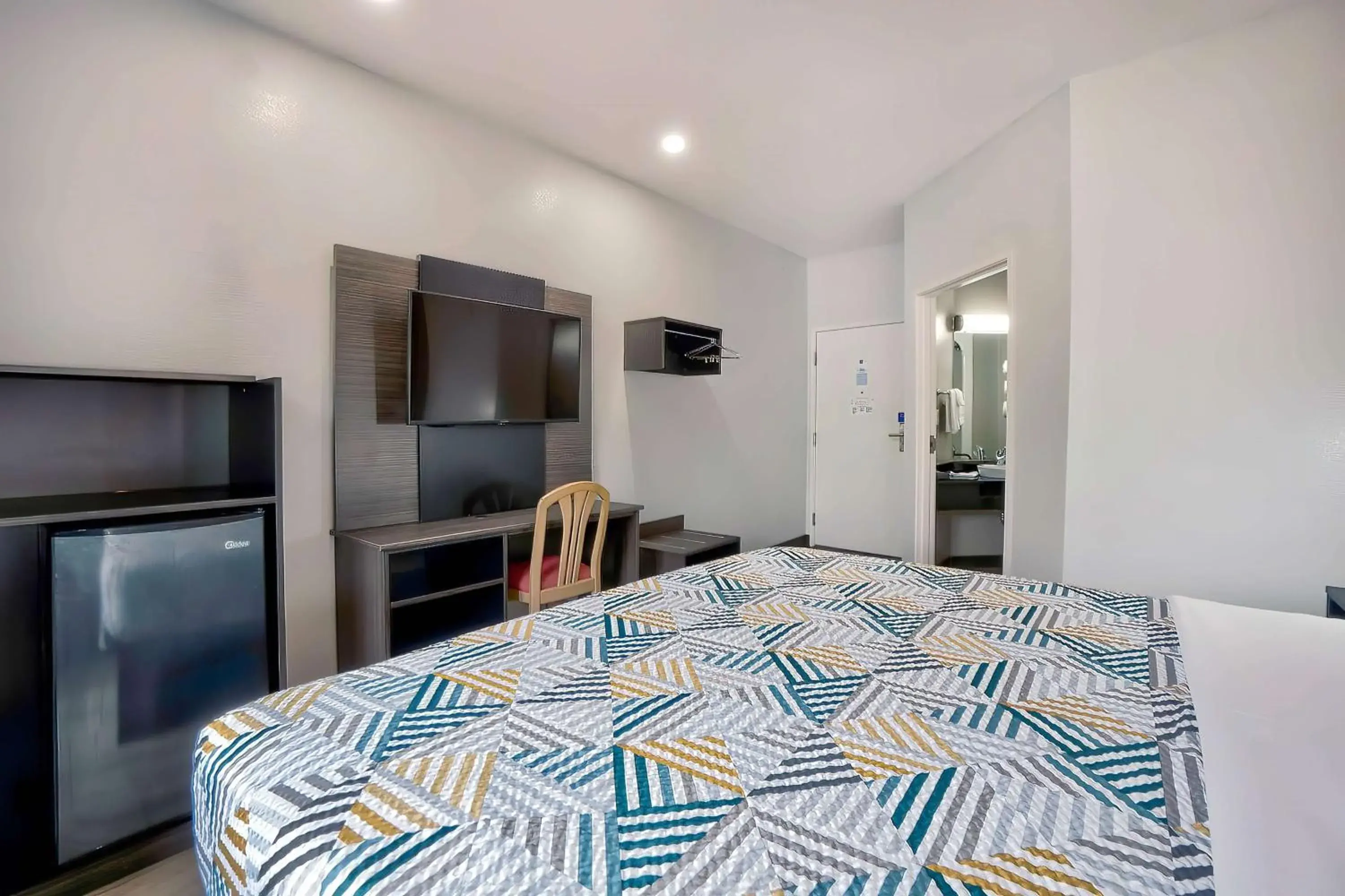 King Room - single occupancy - Non-Smoking in Motel 6-Benbrook, TX - Fort Worth King Room - single occupancy - Non-Smoking in Motel 6-Benbrook, TX - Fort Worth