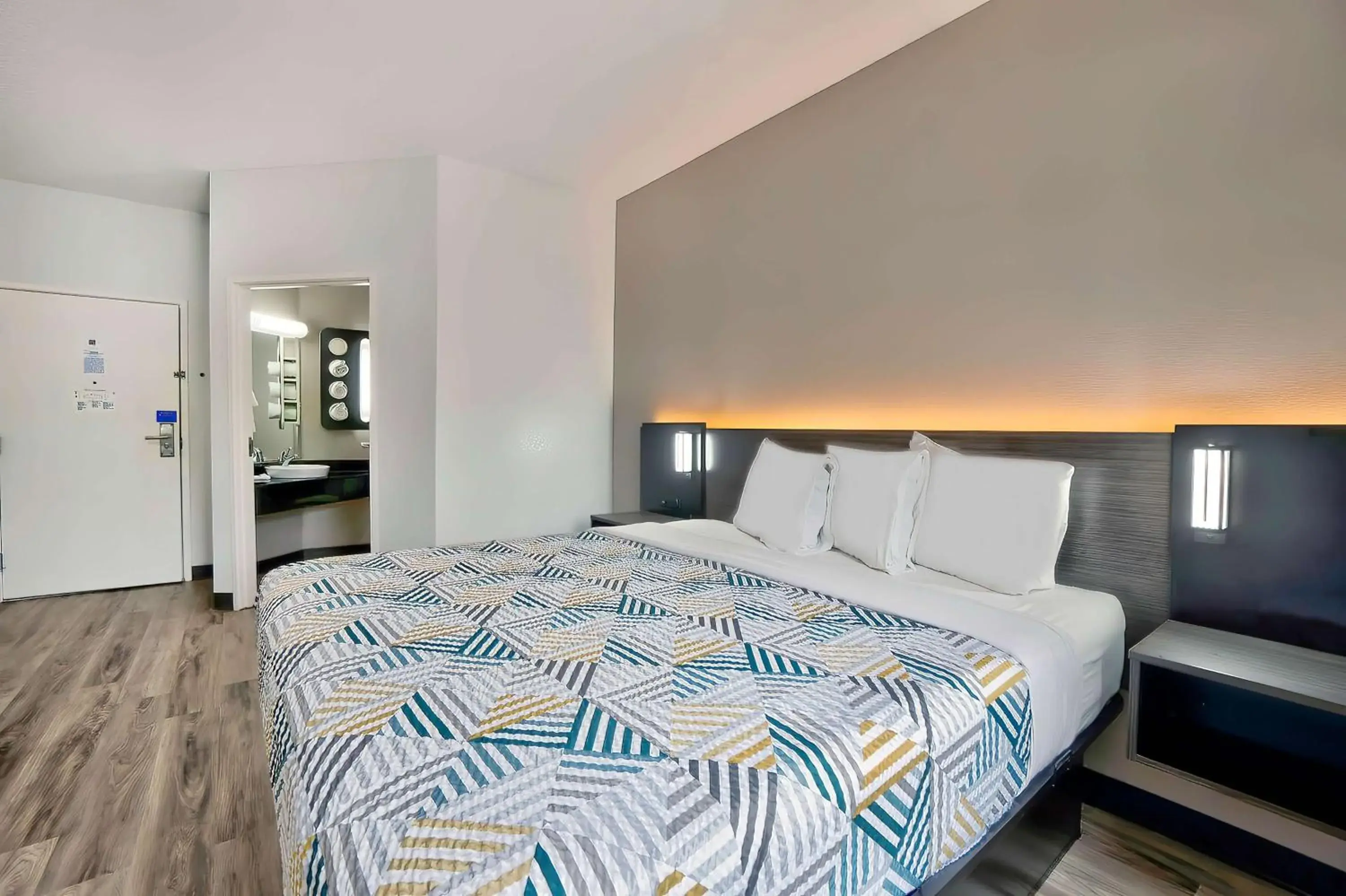 King Room with Roll-in Shower - single occupancy - Disability Access - smoking in Motel 6-Benbrook, TX - Fort Worth King Room with Roll-in Shower - single occupancy - Disability Access - smoking in Motel 6-Benbrook, TX - Fort Worth