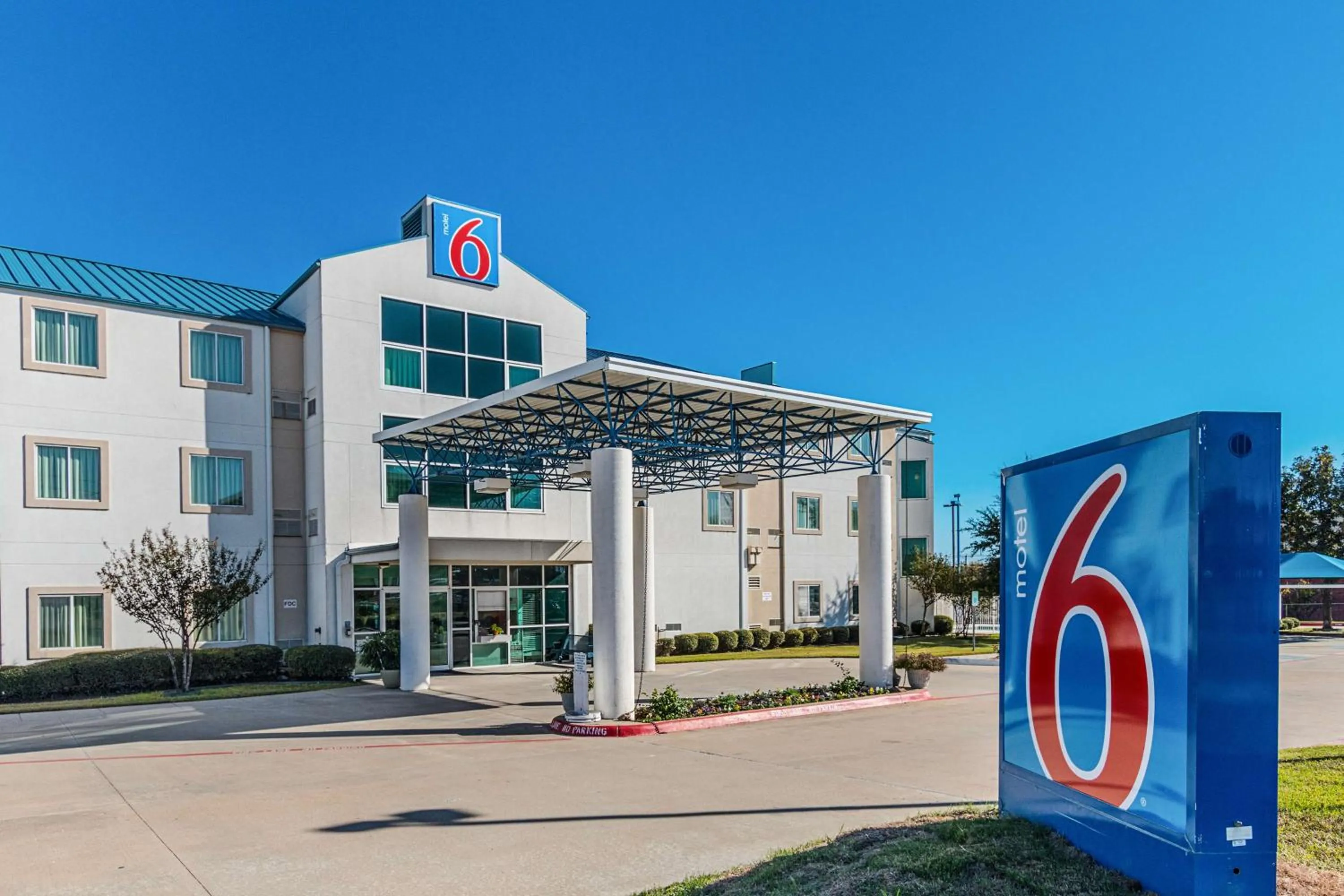 Property building in Motel 6-Benbrook, TX - Fort Worth