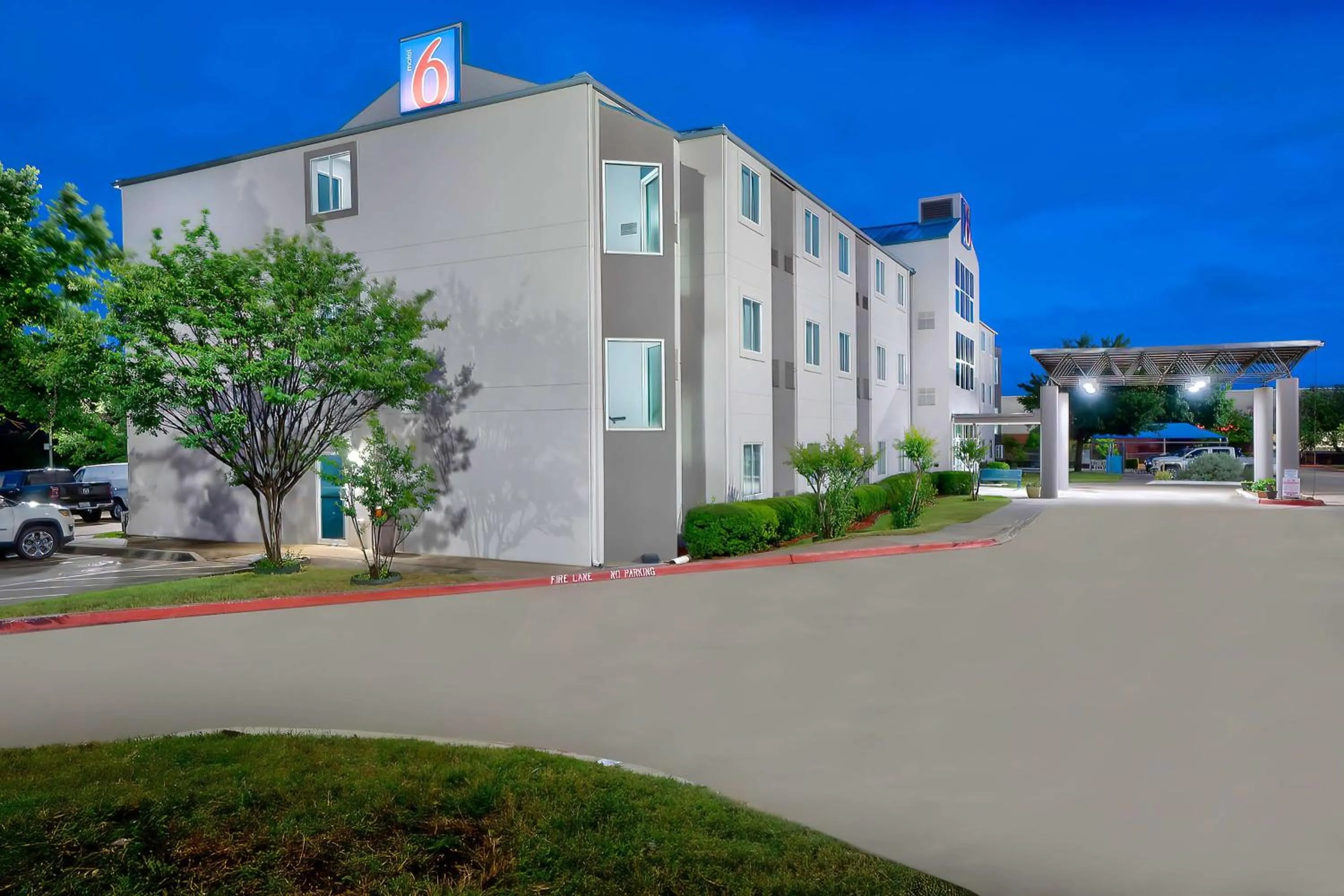 Property building in Motel 6-Benbrook, TX - Fort Worth