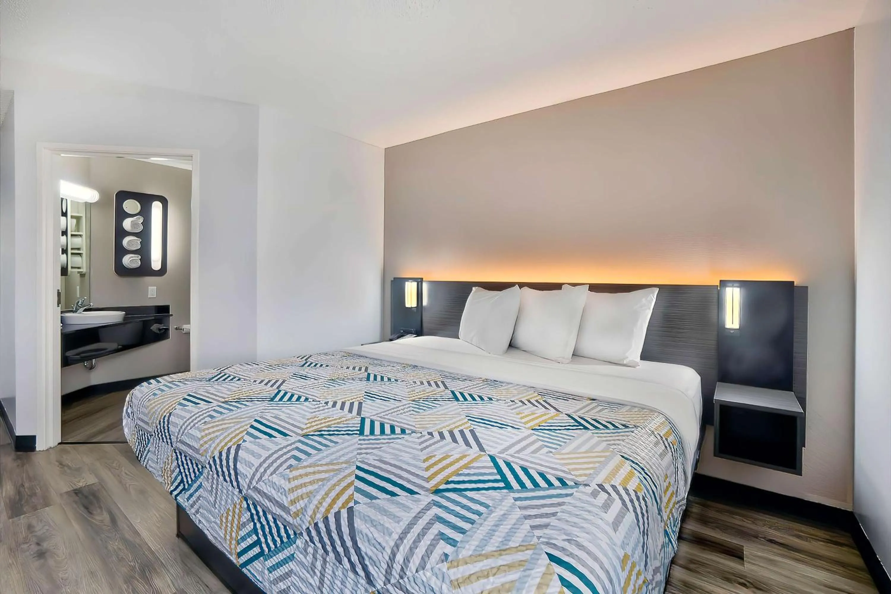 Bedroom, Bed in Motel 6-Benbrook, TX - Fort Worth