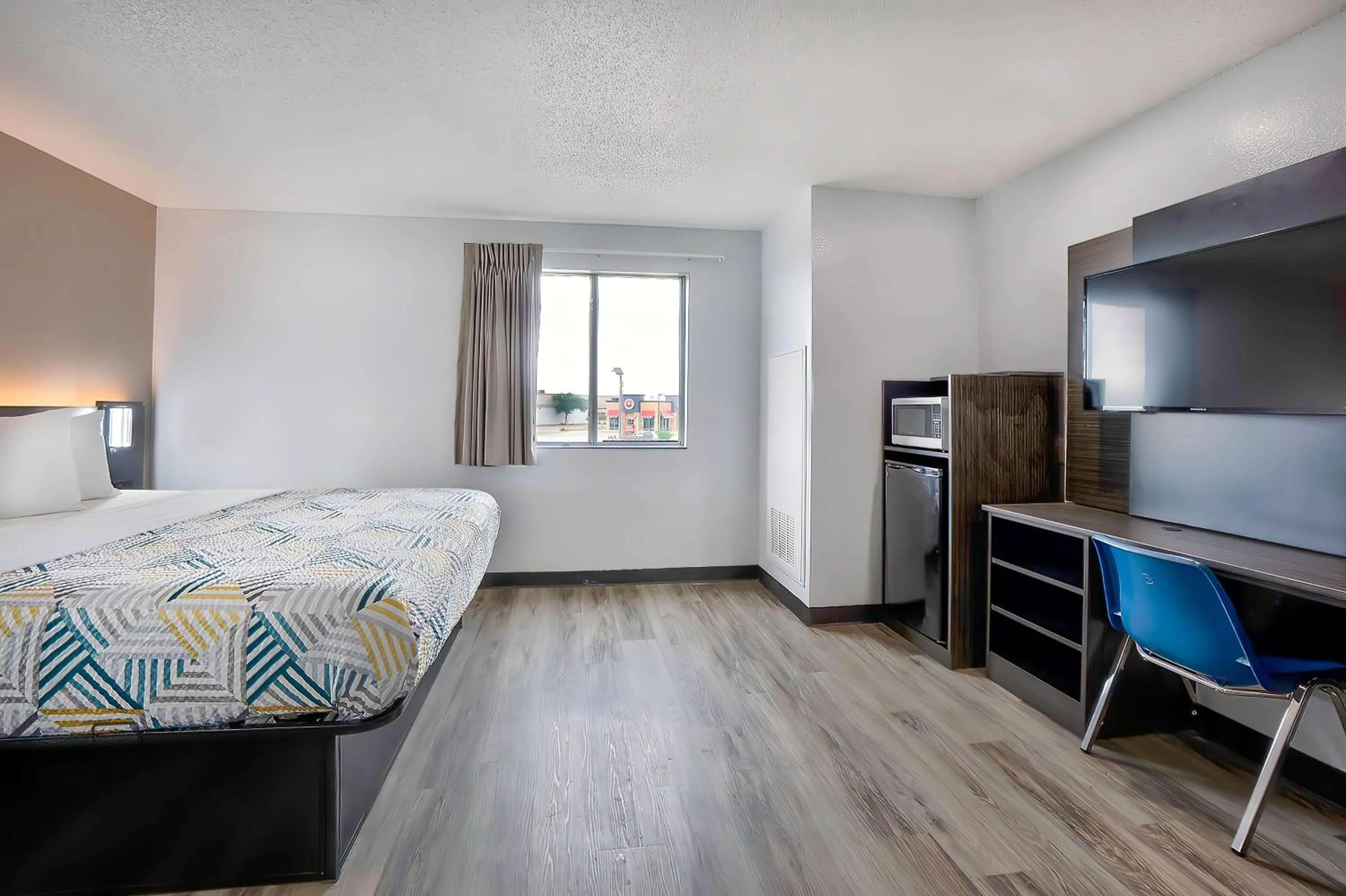 Bedroom, Bed in Motel 6-Benbrook, TX - Fort Worth