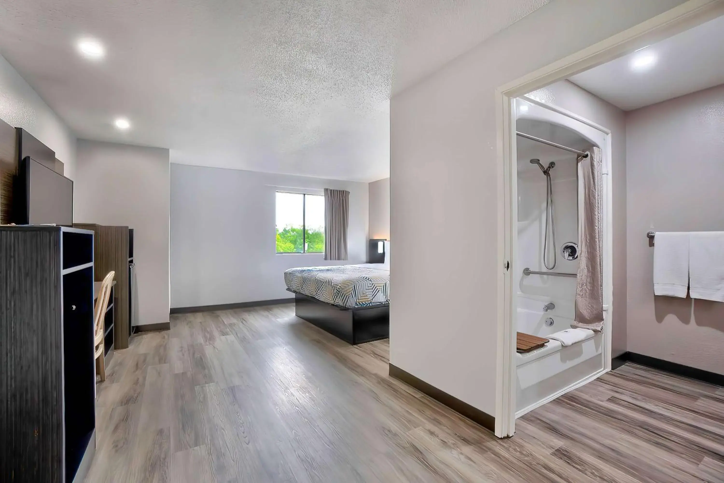 King Room - single occupancy - Disability Access - Non-Smoking in Motel 6-Benbrook, TX - Fort Worth King Room - single occupancy - Disability Access - Non-Smoking in Motel 6-Benbrook, TX - Fort Worth