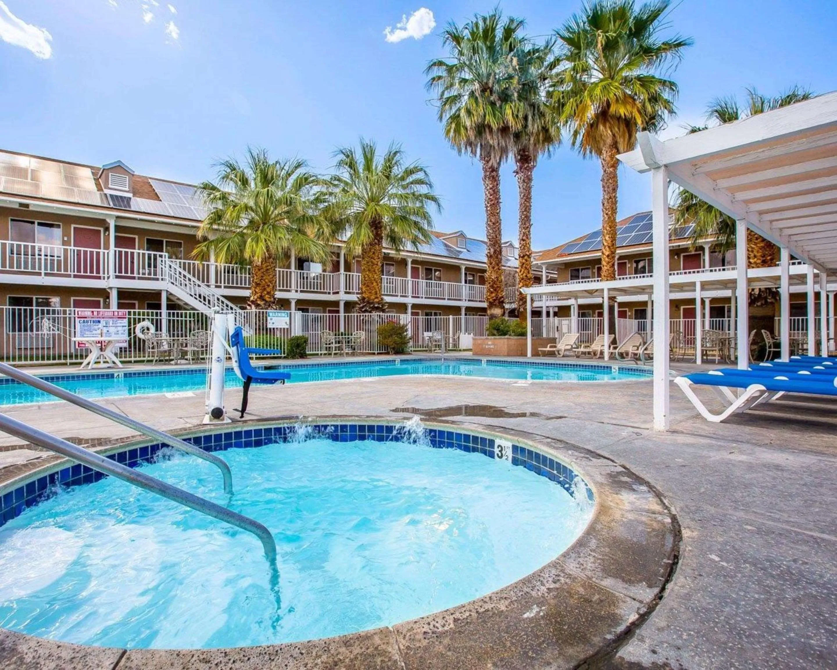 Swimming pool in Clarion Inn Near China Lake Naval Station