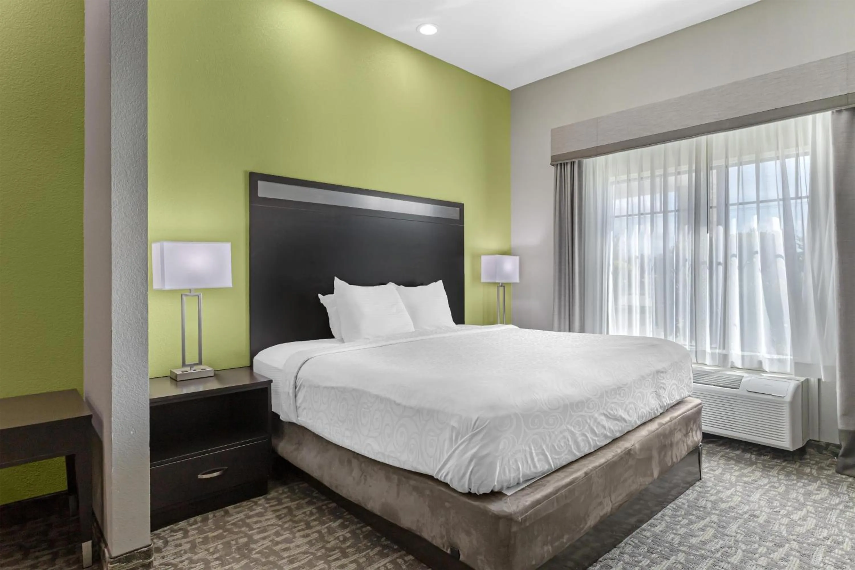 Bedroom, Bed in Best Western Plus Bay City Inn & Suites