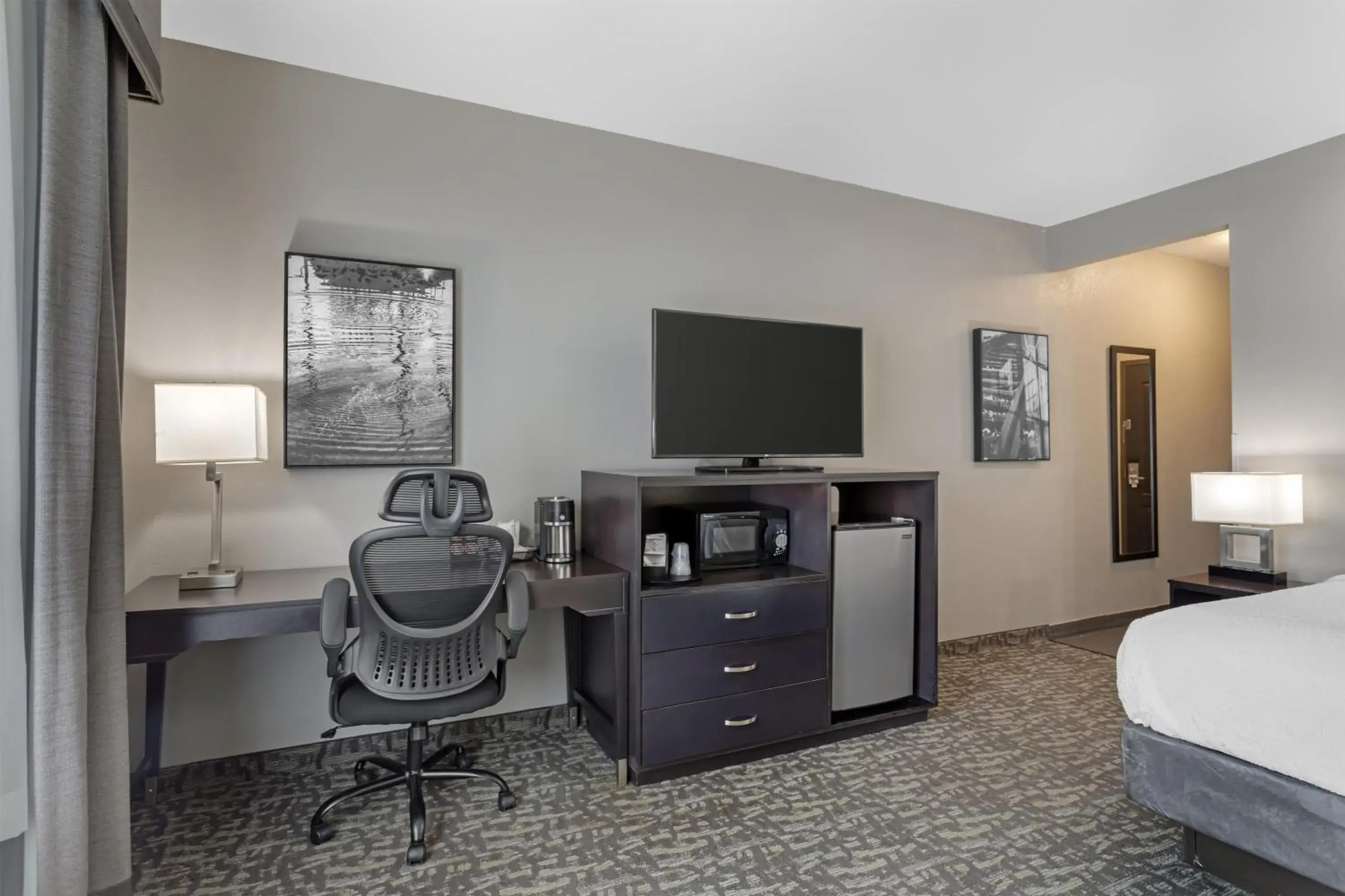 King Room with Roll-In Shower - Mobility Access in Best Western Plus Bay City Inn & Suites King Room with Roll-In Shower - Mobility Access in Best Western Plus Bay City Inn & Suites