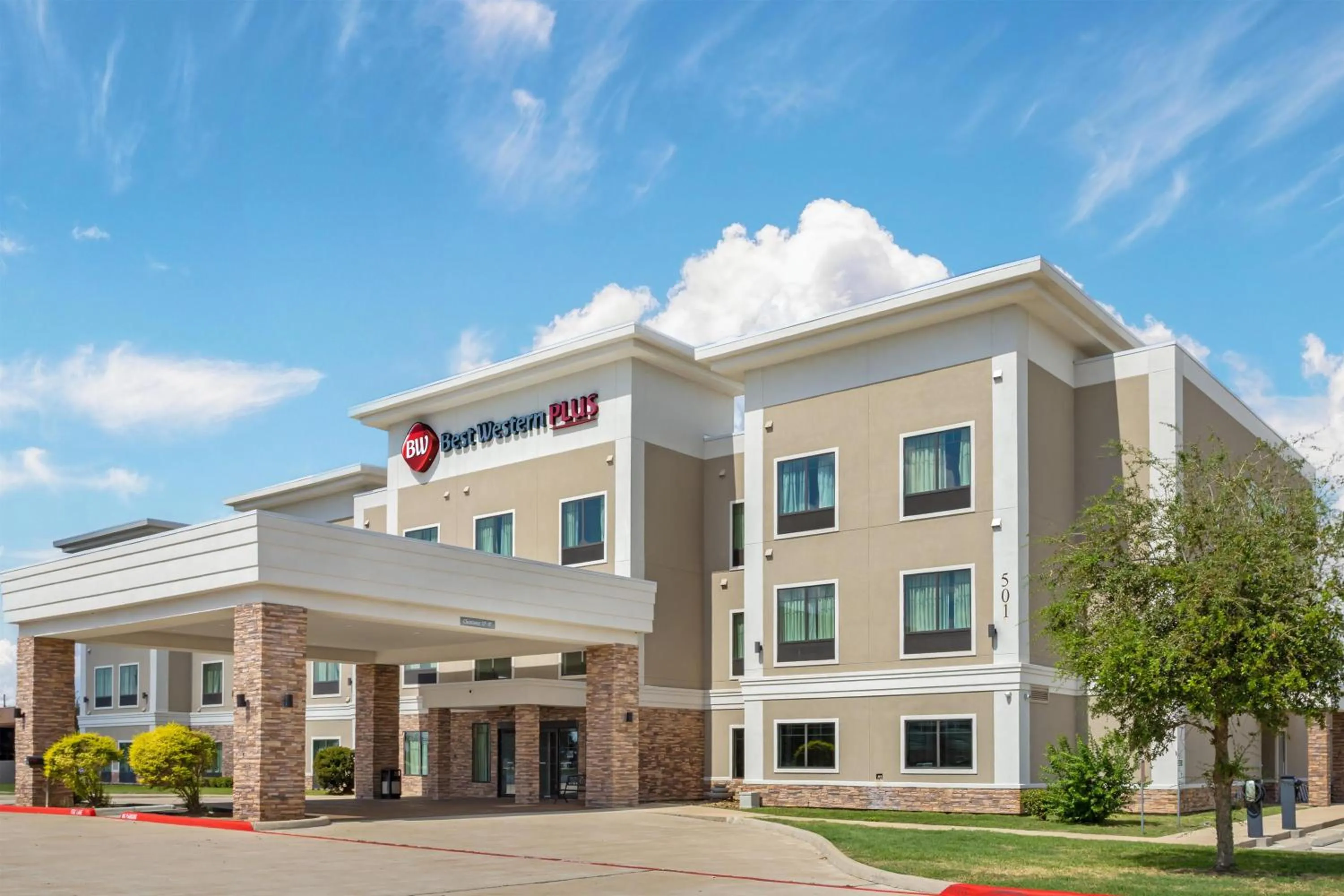 Property building in Best Western Plus Bay City Inn & Suites