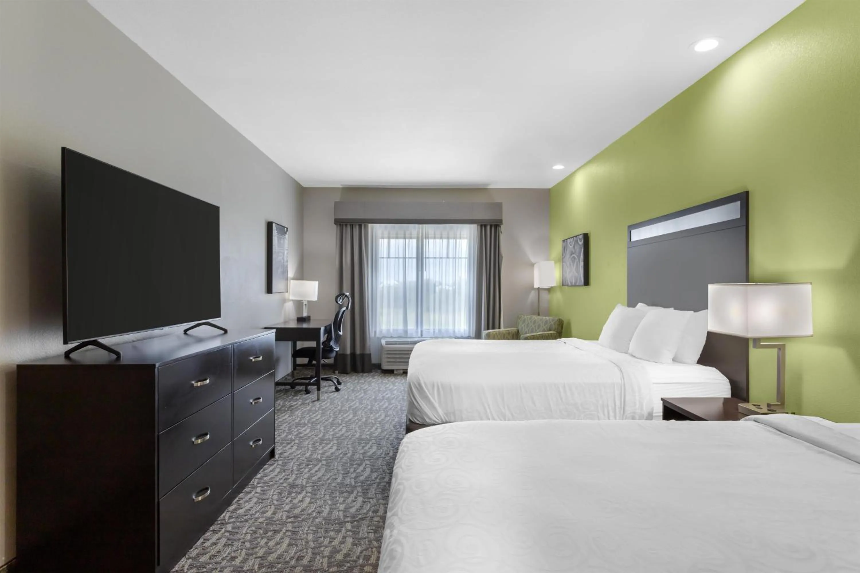 Bedroom, Bed in Best Western Plus Bay City Inn & Suites