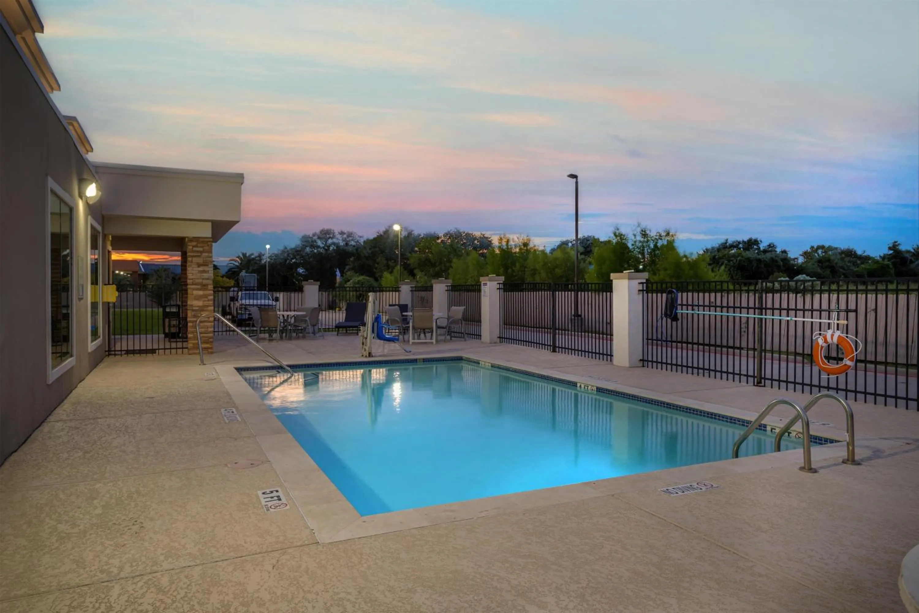 Pool view in Best Western Plus Bay City Inn & Suites