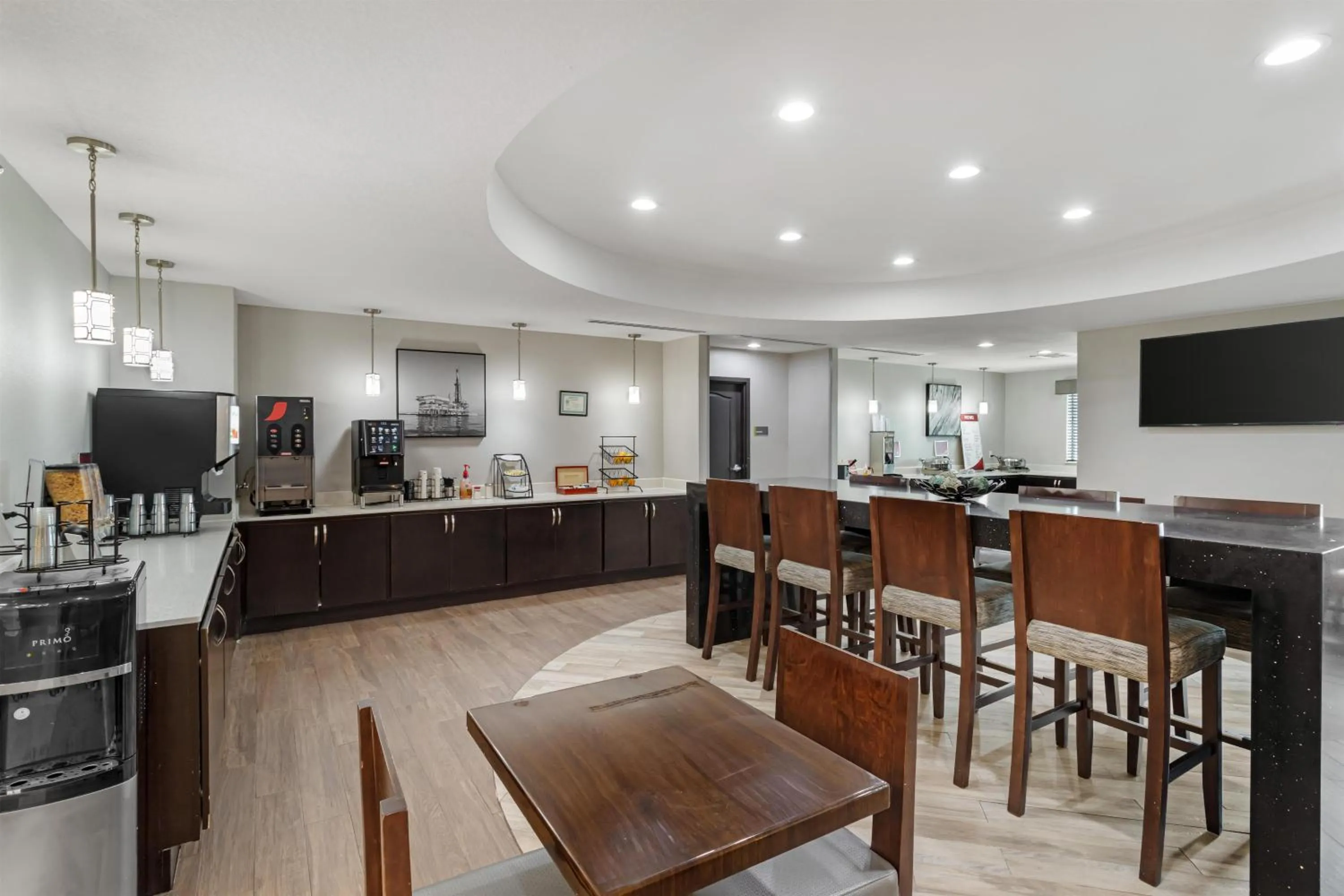 Breakfast in Best Western Plus Bay City Inn & Suites