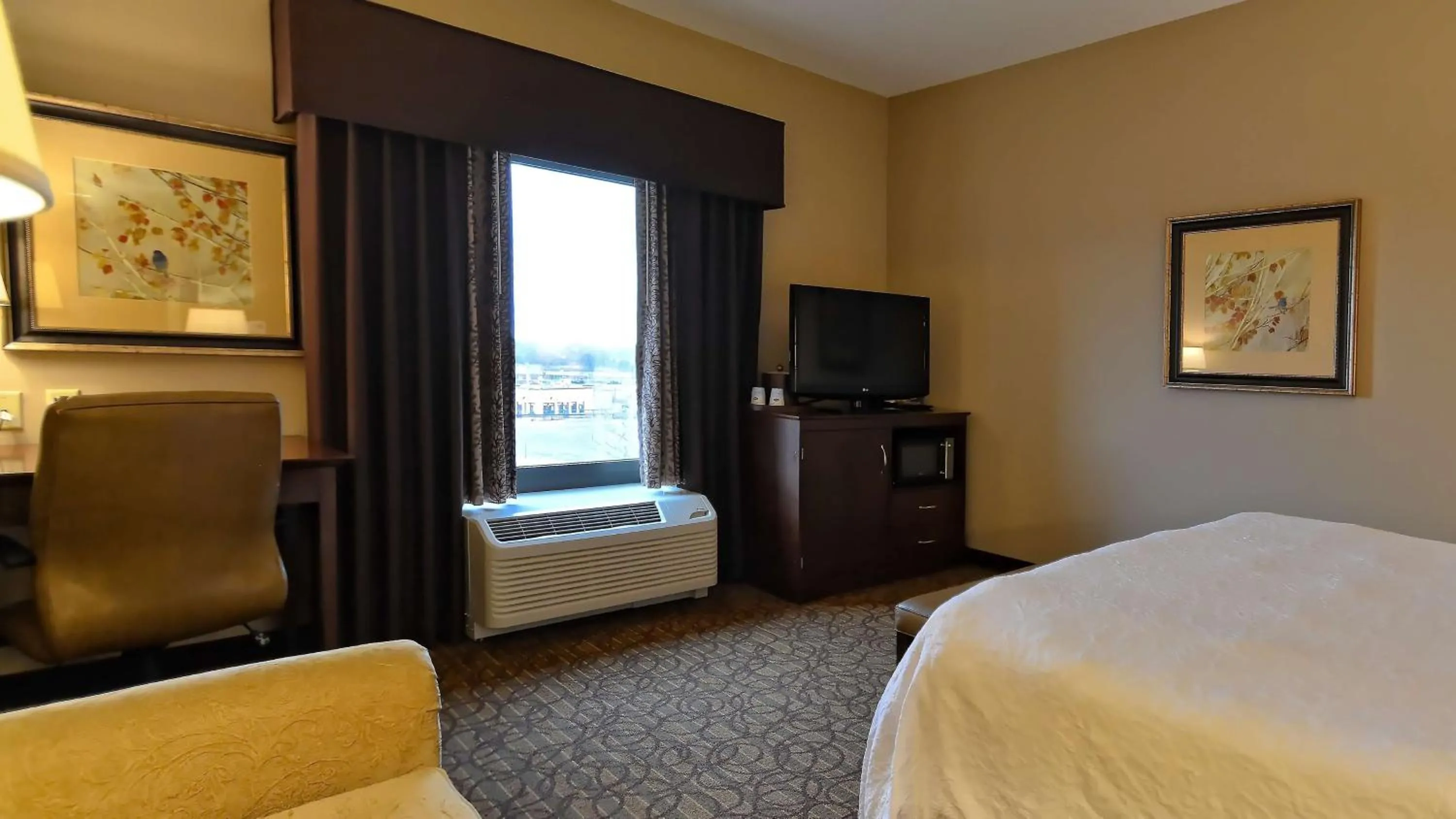 Bed in Hampton Inn Geneseo