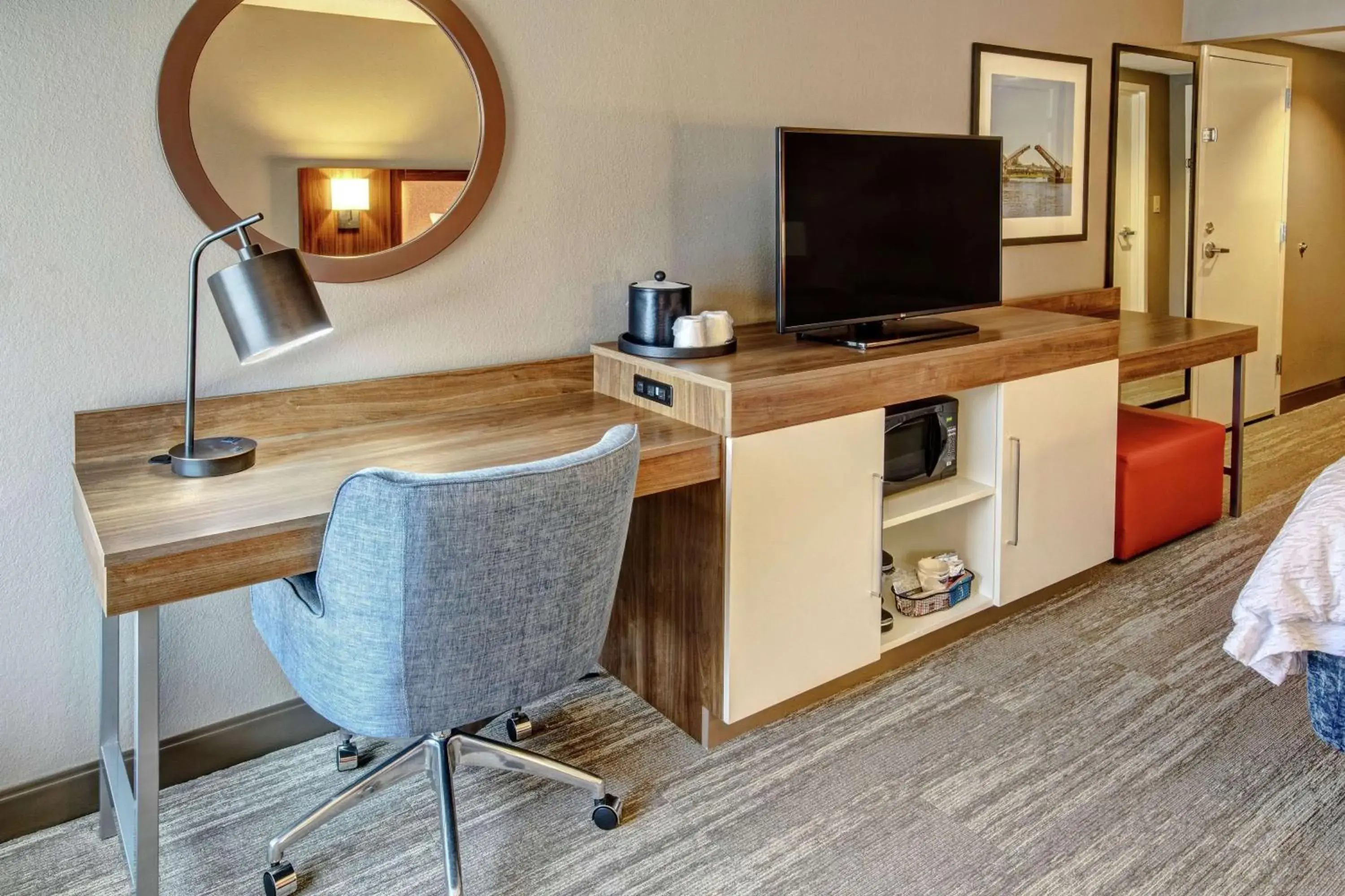 King Room - Mobility Access/Non-Smoking in Hampton Inn Elizabeth City King Room - Mobility Access/Non-Smoking in Hampton Inn Elizabeth City