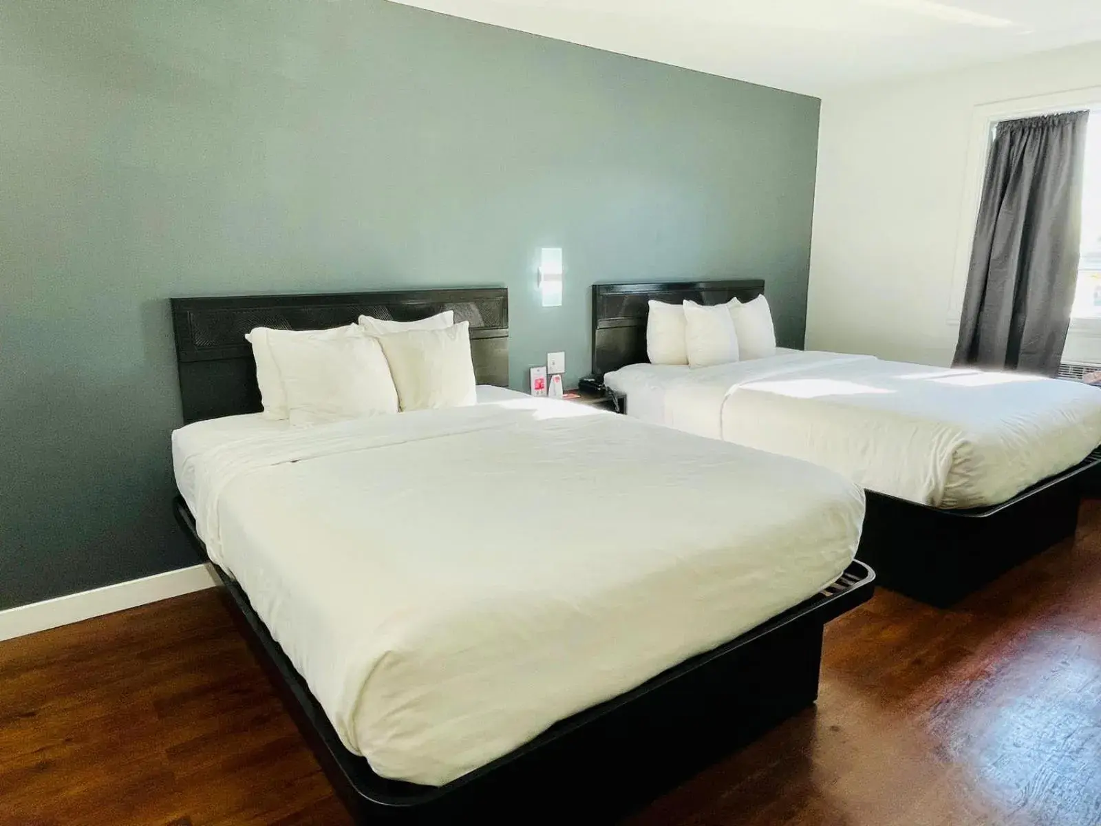 2 Queen Beds, Nonsmoking in Econo Lodge Hotel Brossard 2 Queen Beds, Nonsmoking in Econo Lodge Hotel Brossard