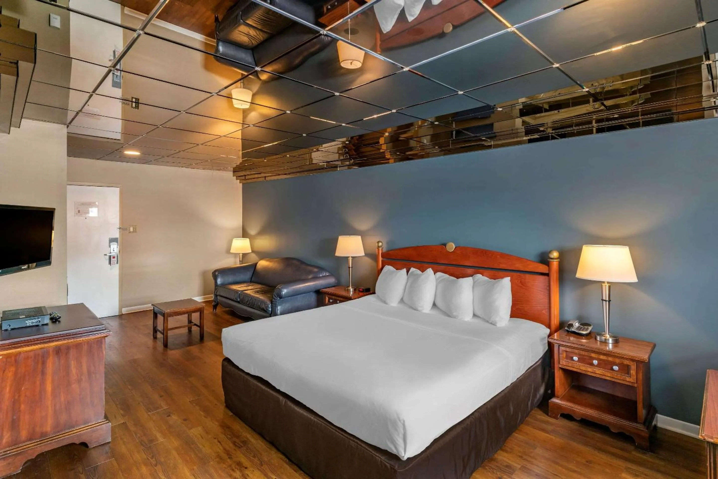 Photo of the whole room, Bed in Econo Lodge Hotel Brossard