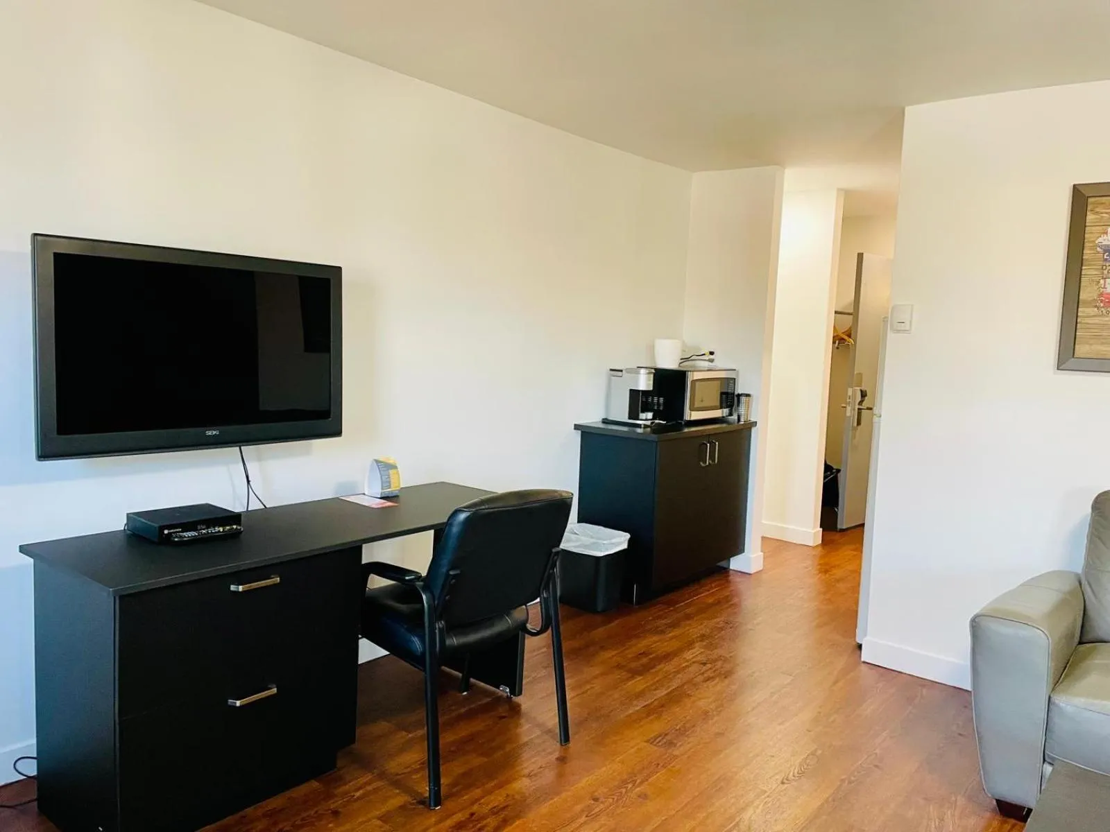 TV and multimedia in Econo Lodge Hotel Brossard