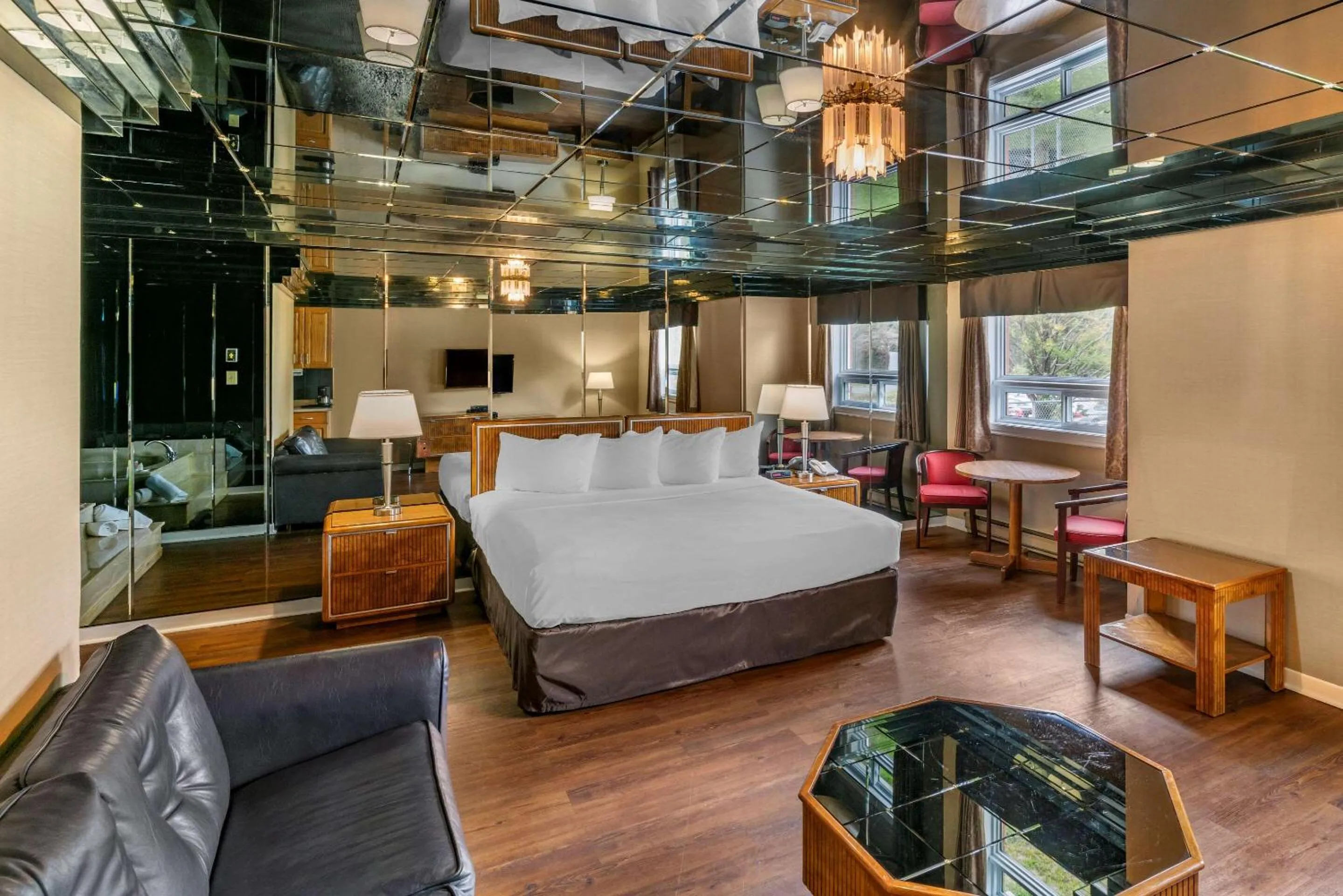 Photo of the whole room, Bed in Econo Lodge Hotel Brossard