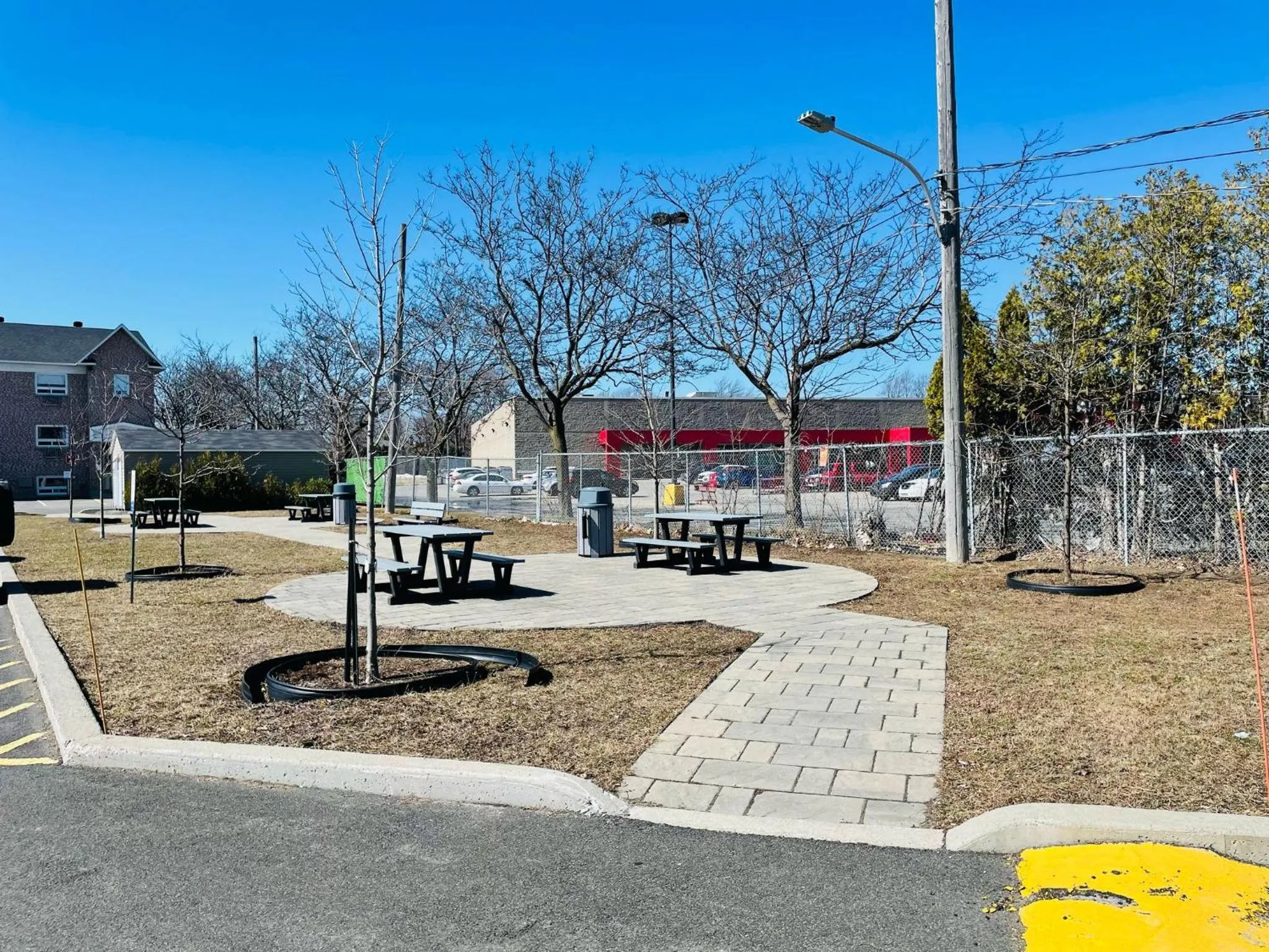 Garden view in Econo Lodge Hotel Brossard