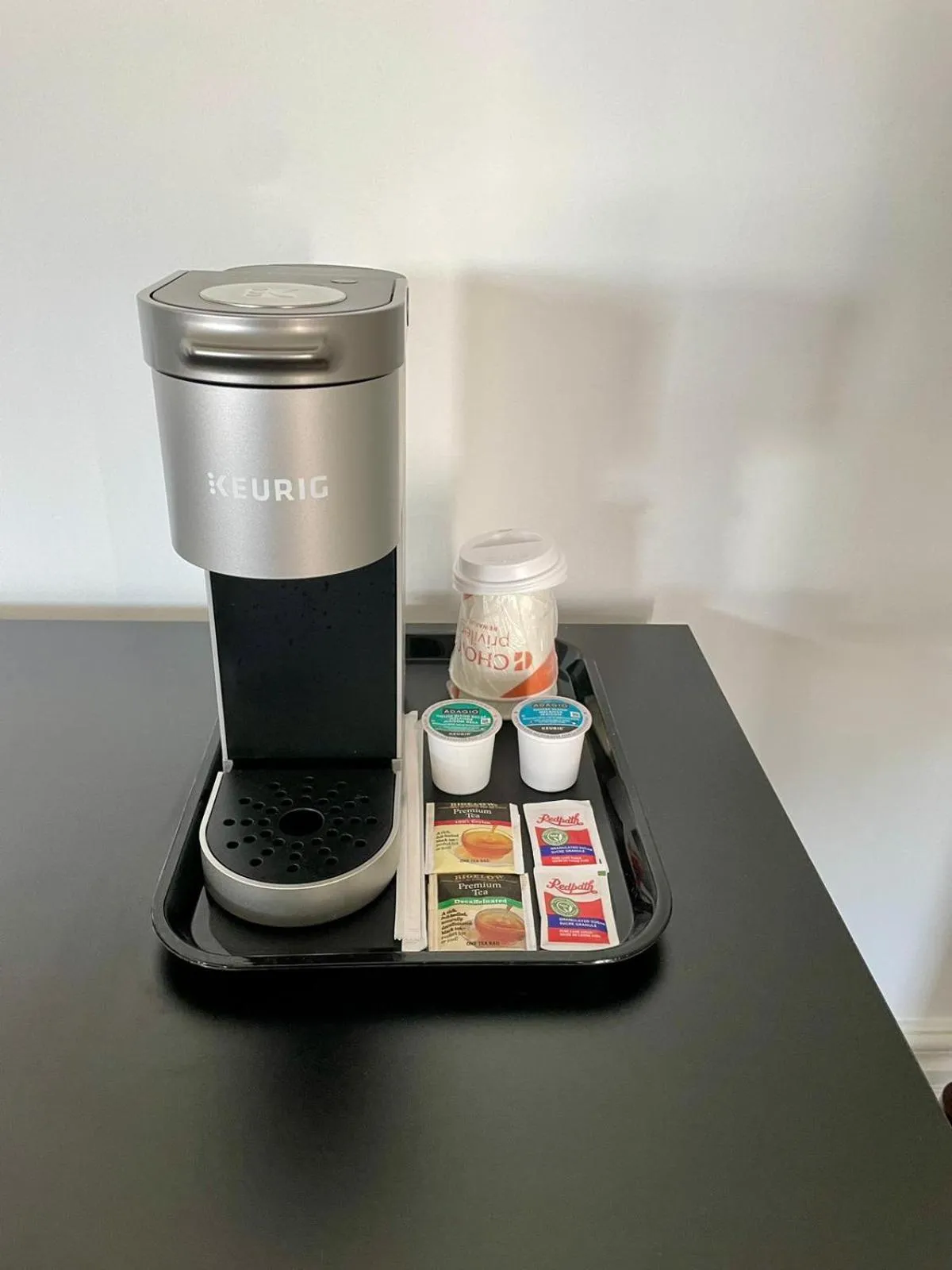 Coffee/tea facilities in Econo Lodge Hotel Brossard