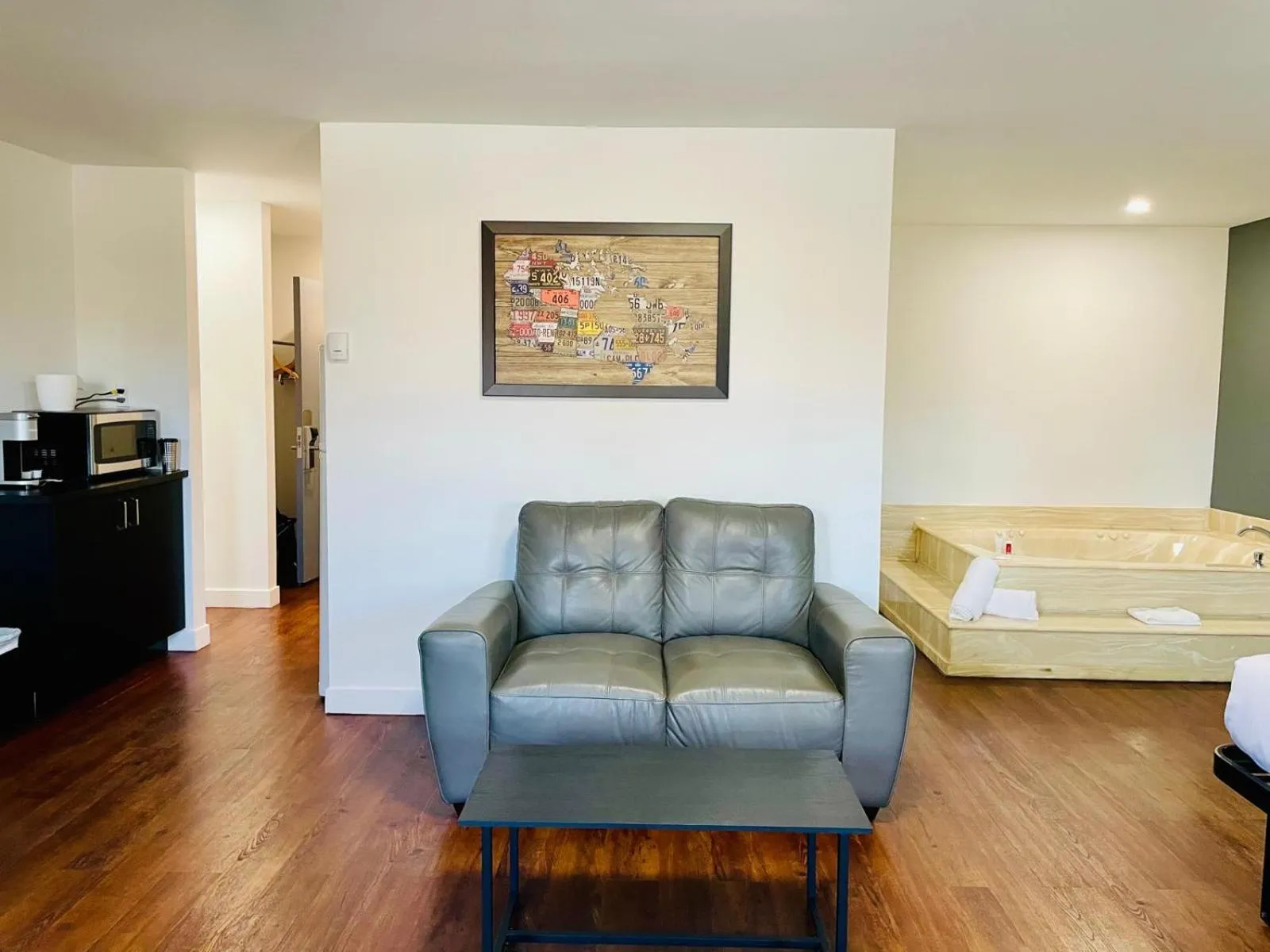 Seating area, Bed in Econo Lodge Hotel Brossard