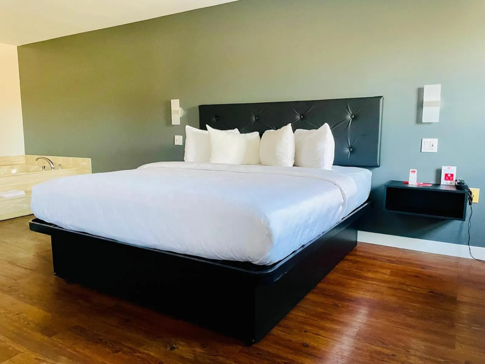 Bed in Econo Lodge Hotel Brossard