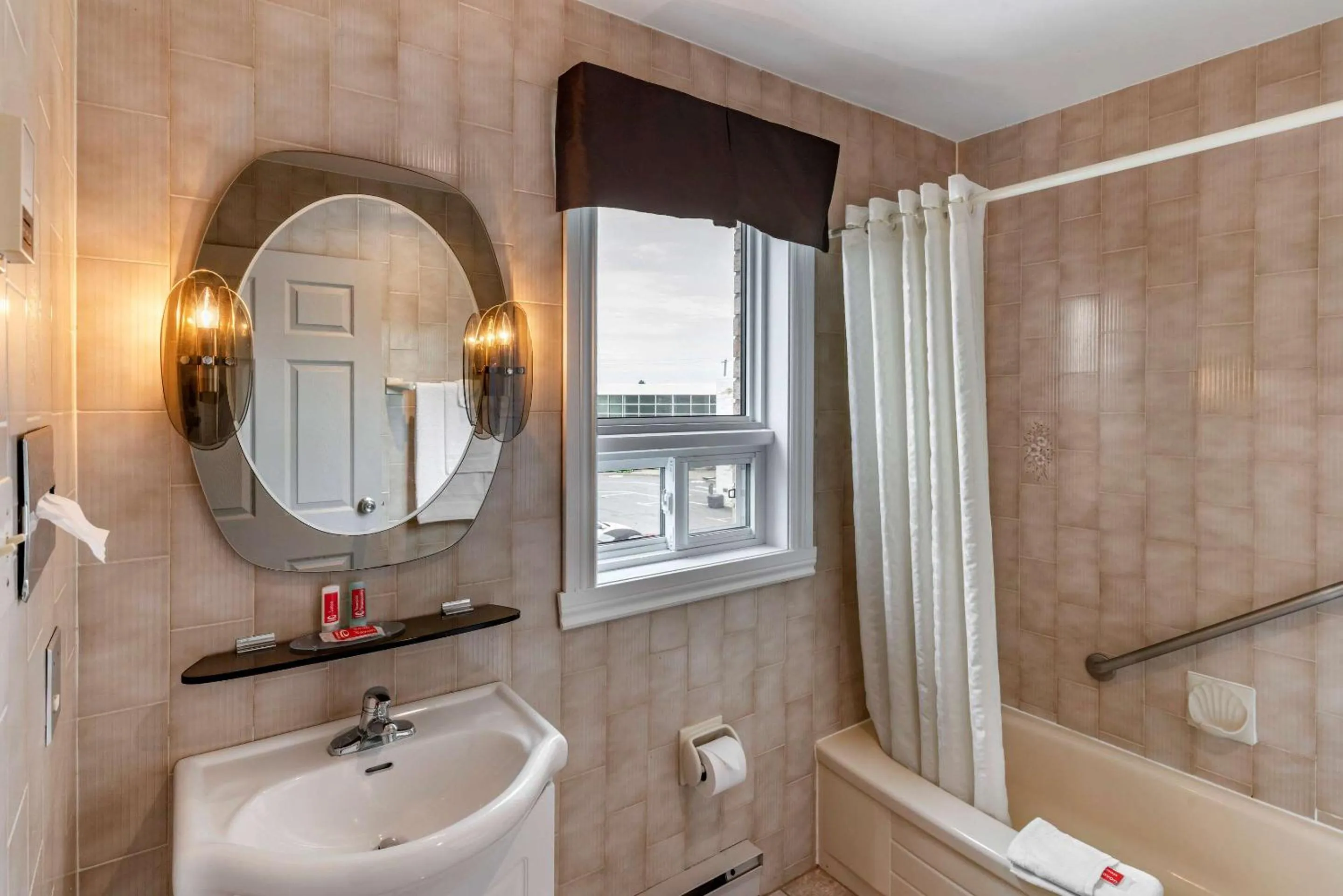 Bathroom in Econo Lodge Hotel Brossard
