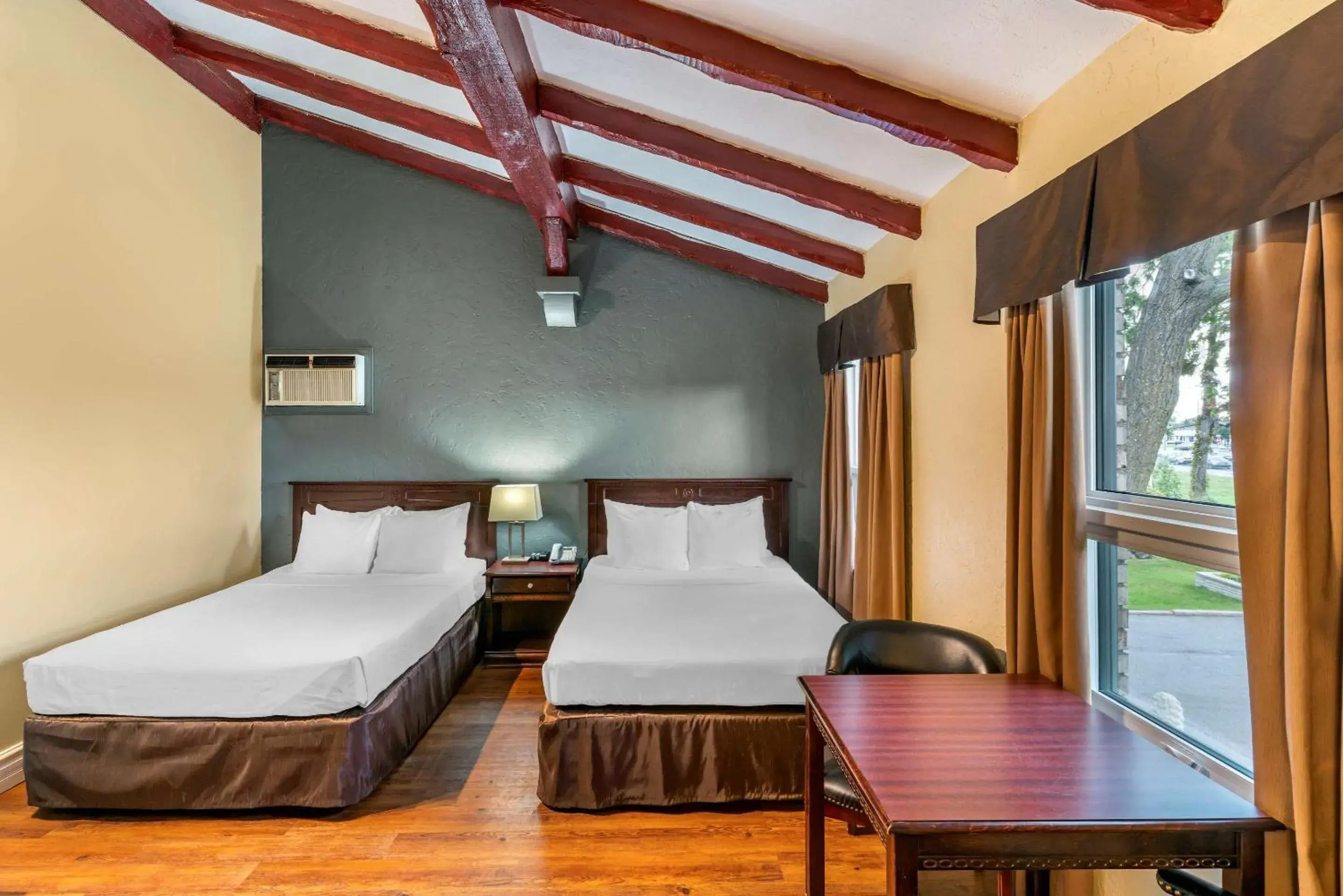 Standard Double Room with Two Double Beds in Econo Lodge Hotel Brossard Standard Double Room with Two Double Beds in Econo Lodge Hotel Brossard