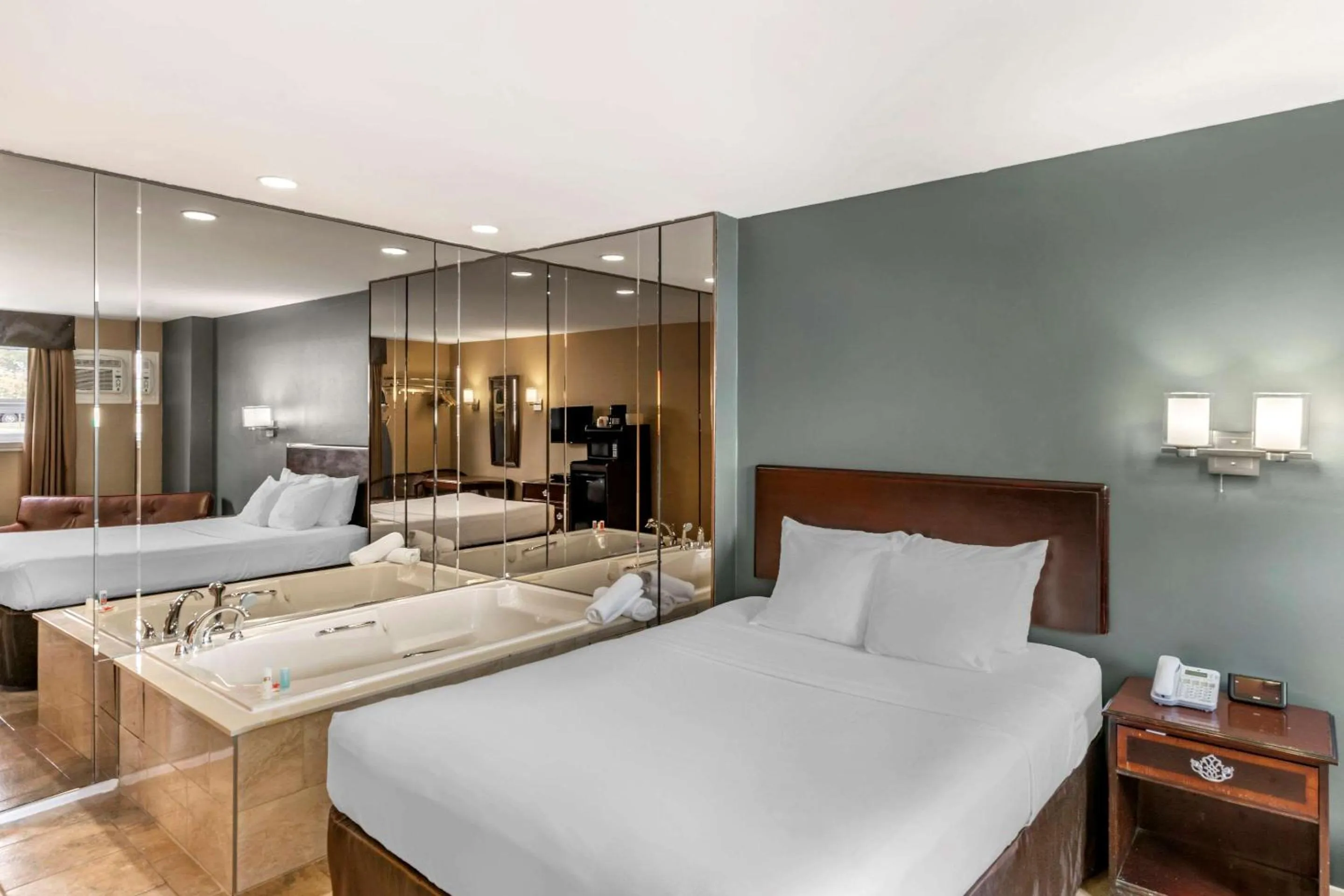 Photo of the whole room, Bed in Econo Lodge Hotel Brossard