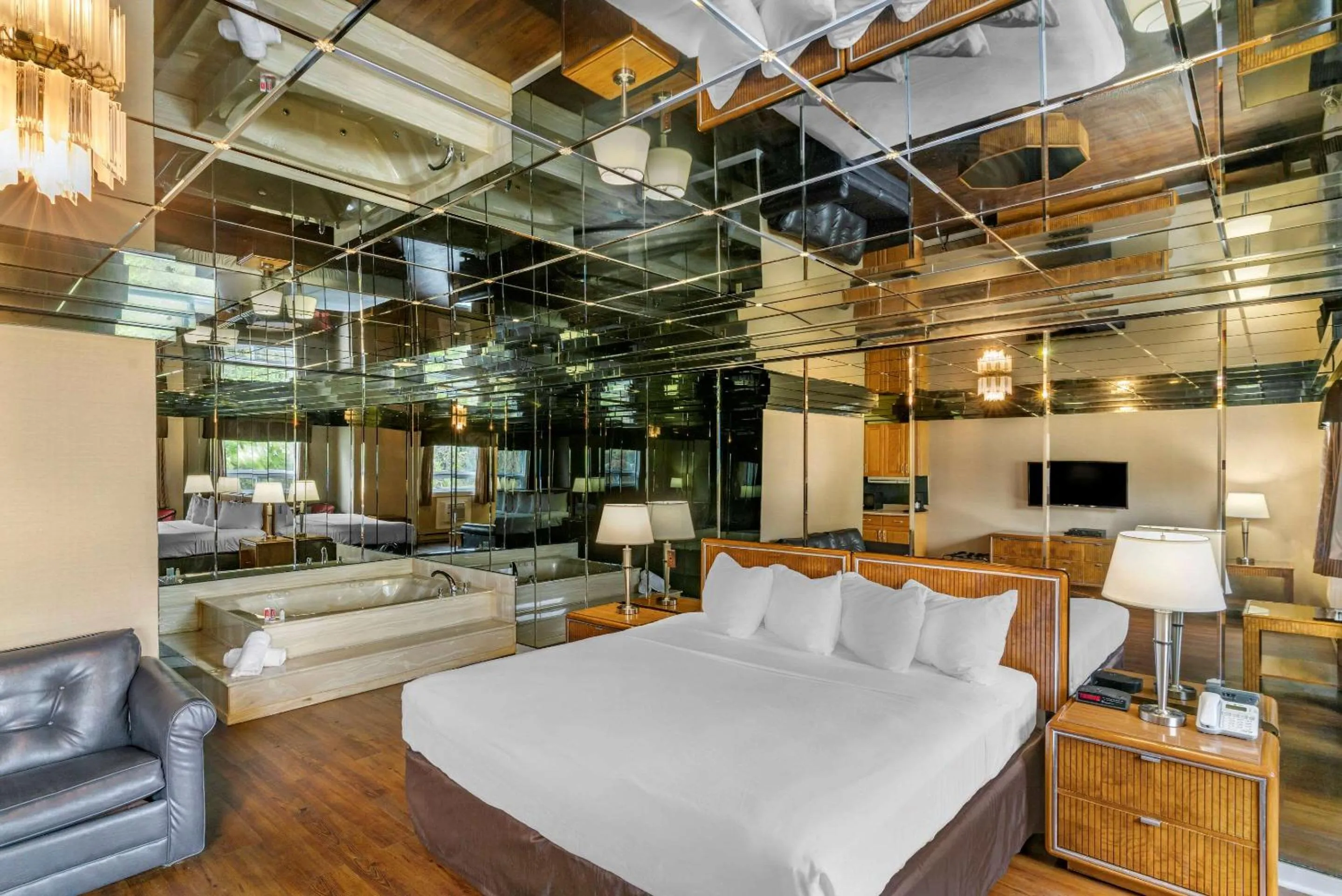 Photo of the whole room, Bed in Econo Lodge Hotel Brossard