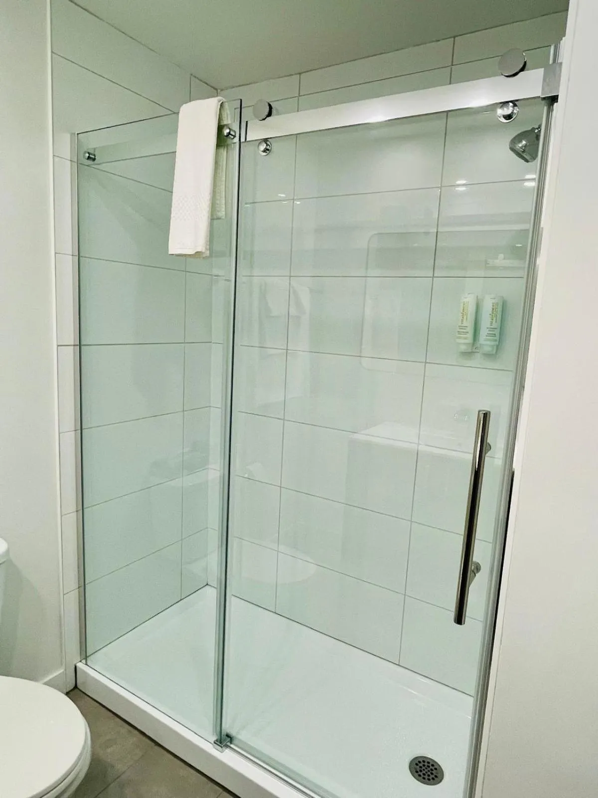 Shower in Econo Lodge Hotel Brossard