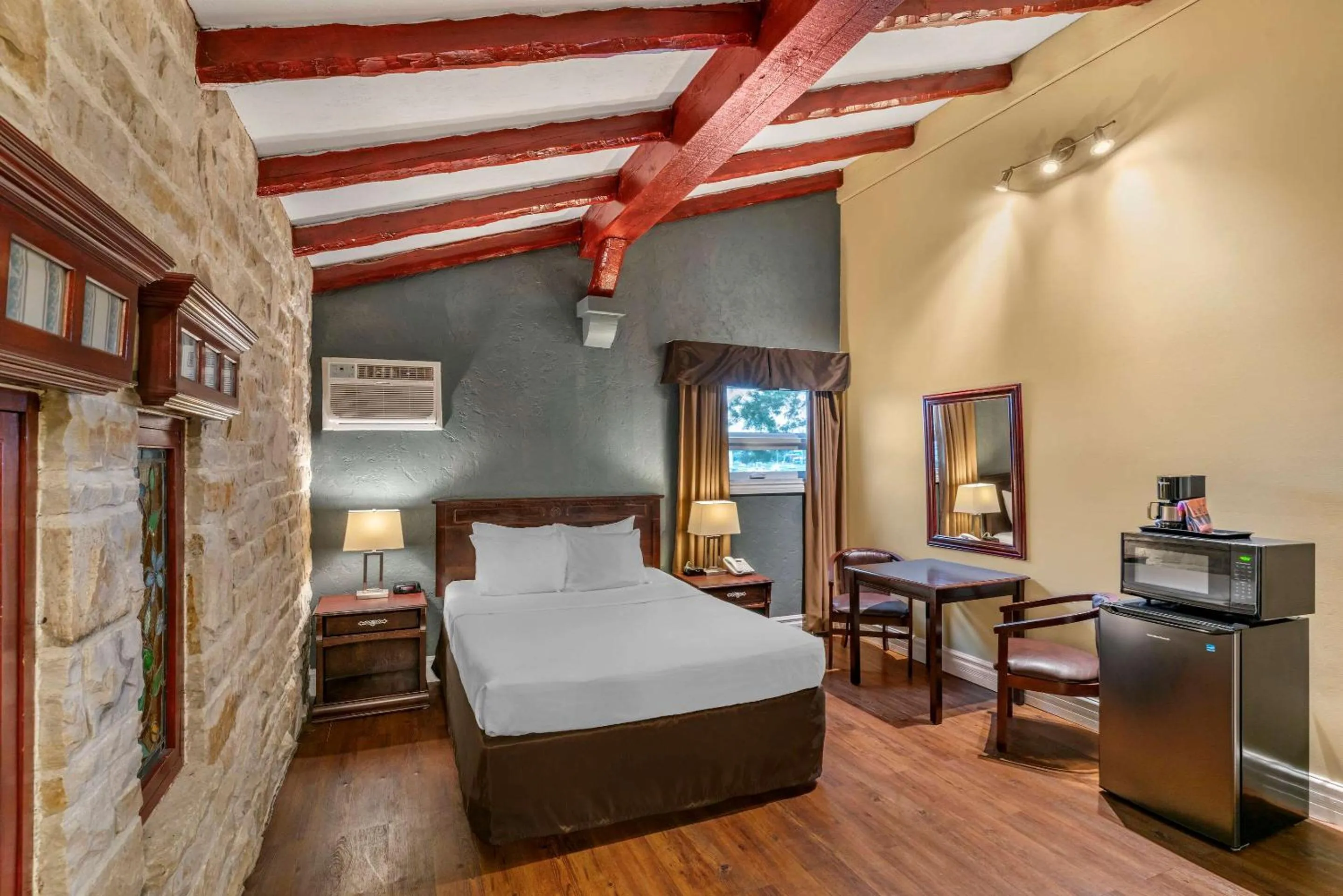 Photo of the whole room, Bed in Econo Lodge Hotel Brossard